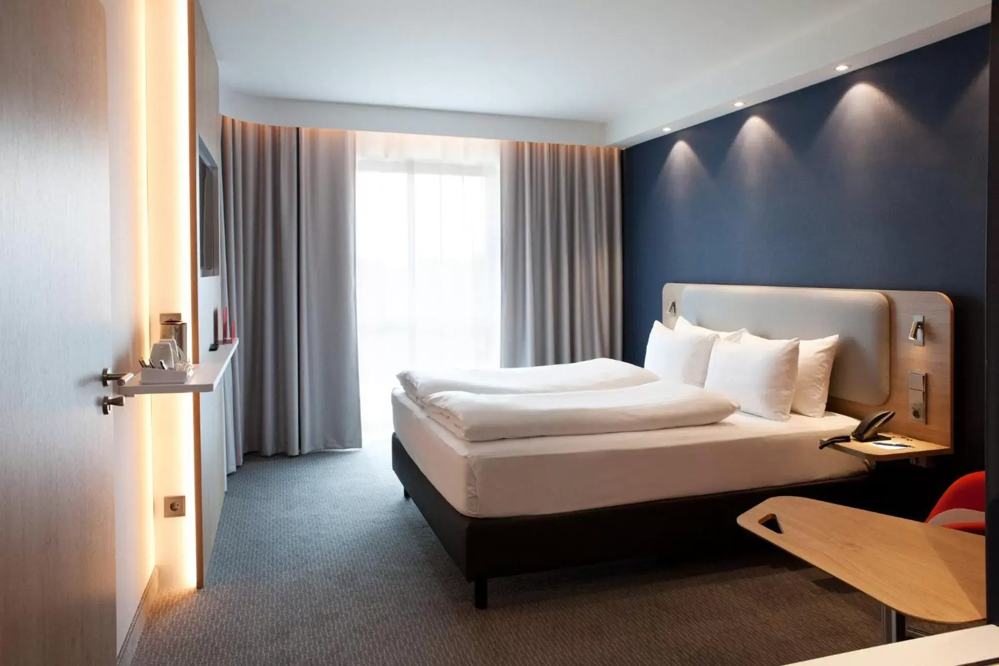 Photo of the whole room, Bed in Holiday Inn Express - Saarbrücken, an IHG Hotel