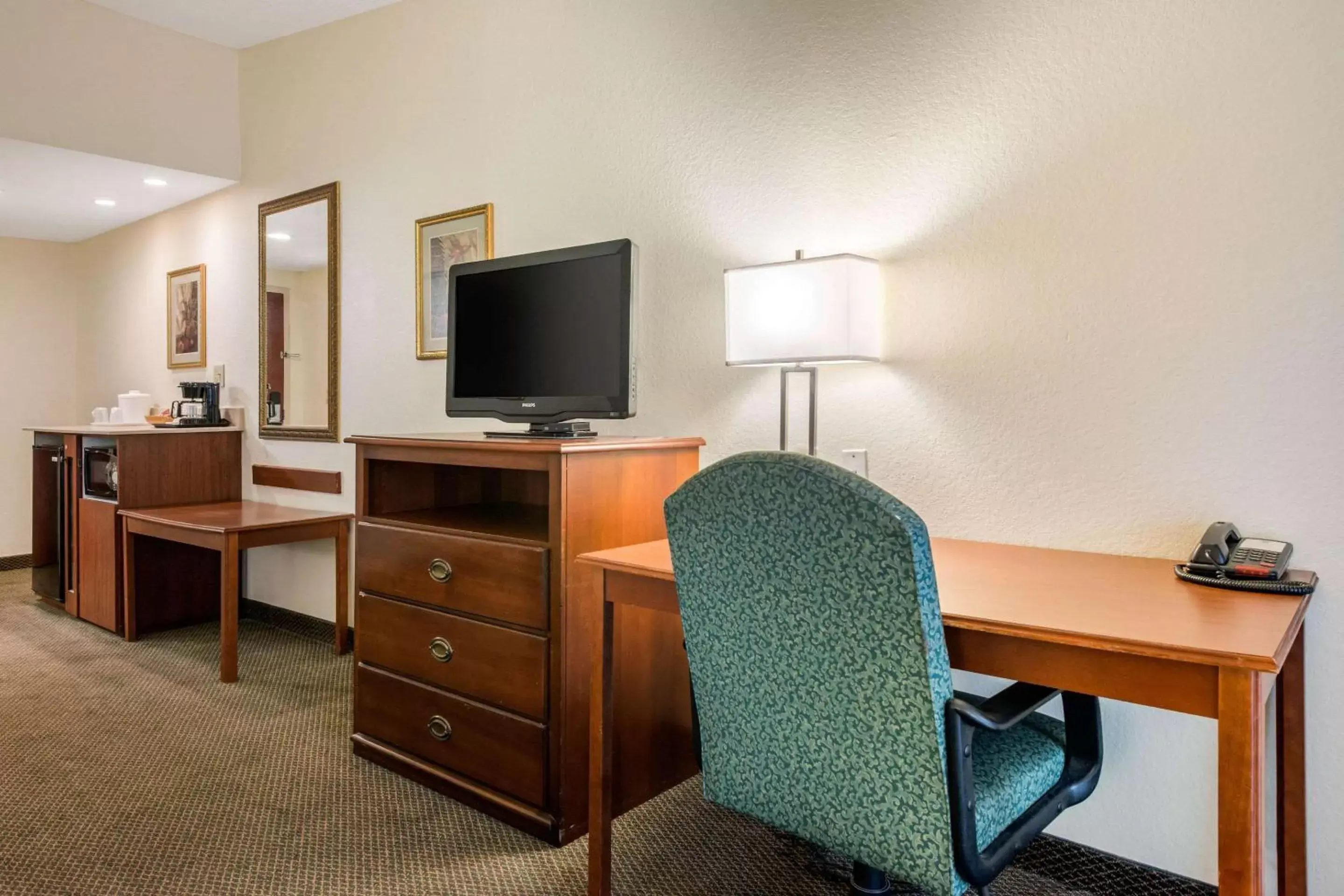 Photo of the whole room, TV/Entertainment Center in Quality Inn & Suites Tarpon Springs South