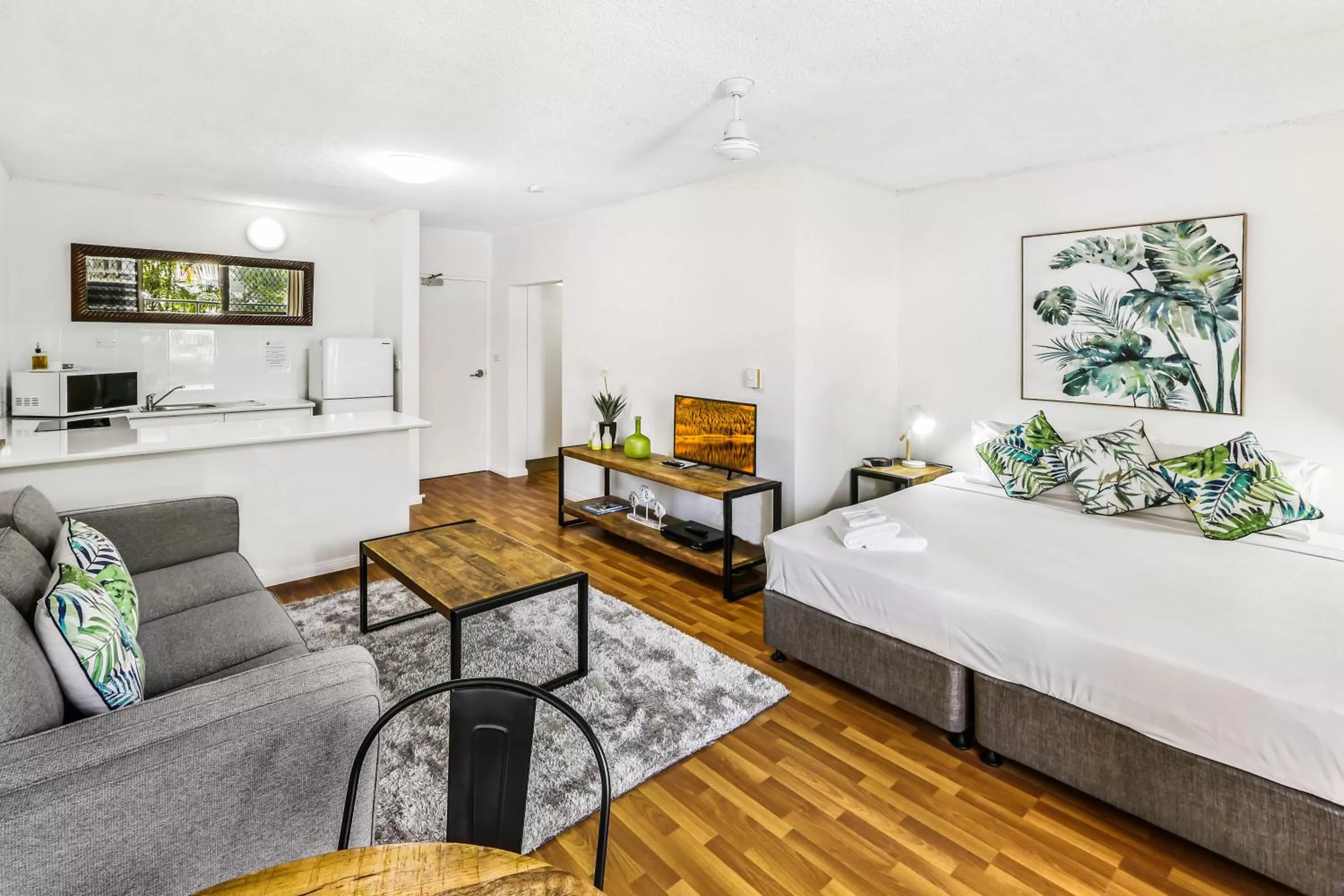 Kitchen or kitchenette, Bed in Cascade Gardens