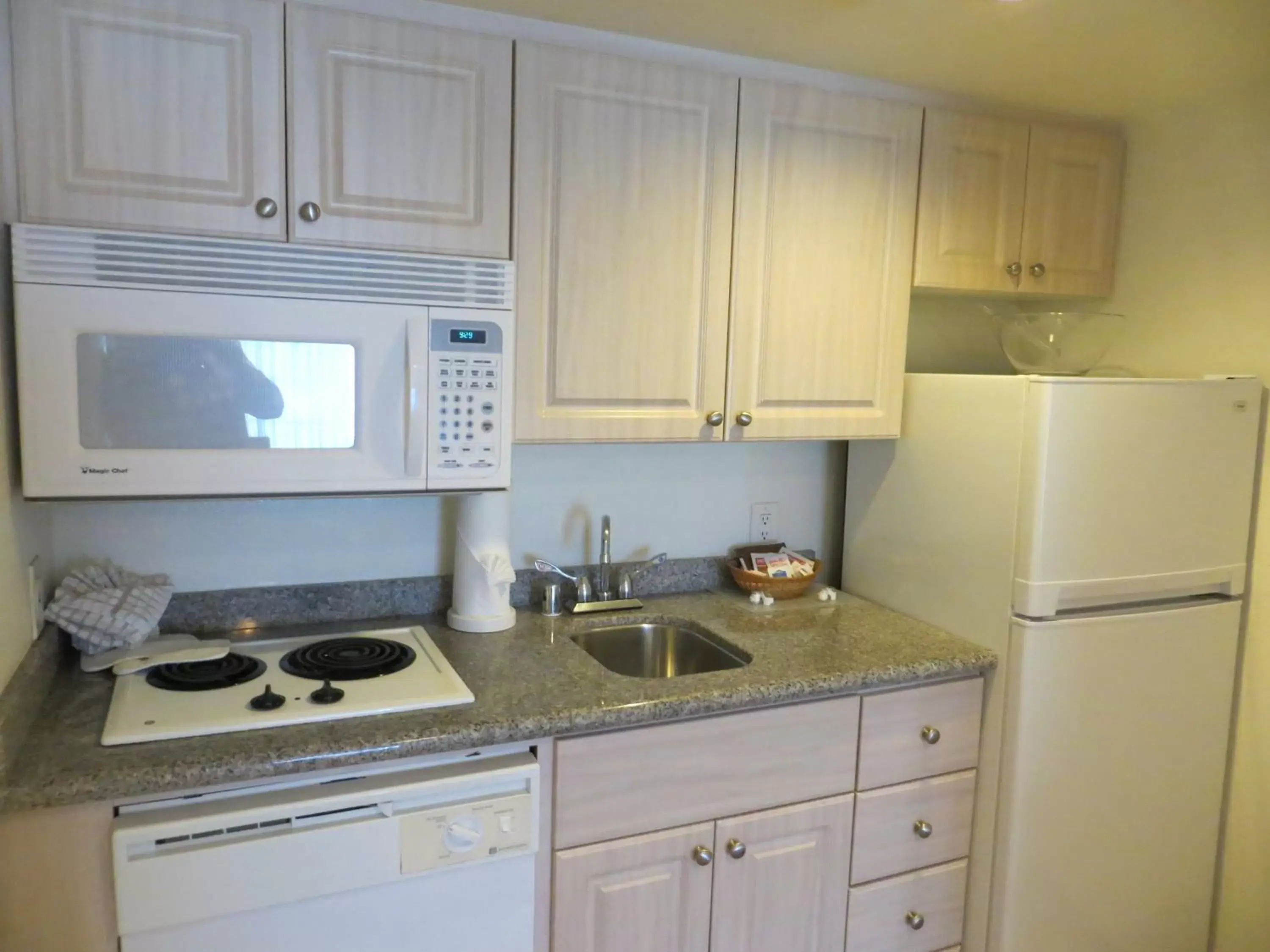 Kitchen or kitchenette, Kitchen/Kitchenette in Desert Breezes Resort