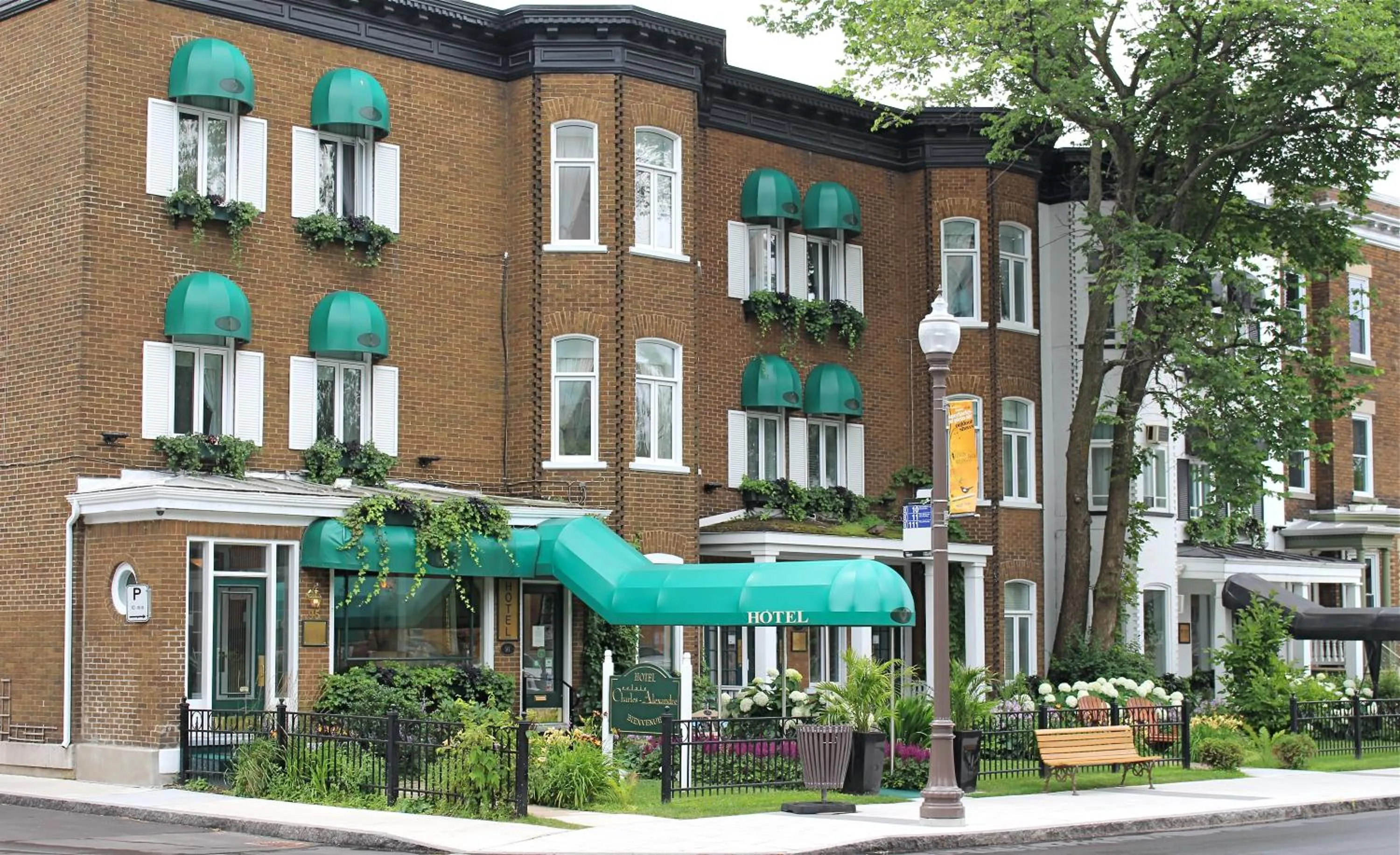 Street view in Hotel Charles-Alexandre - Par Aneyro