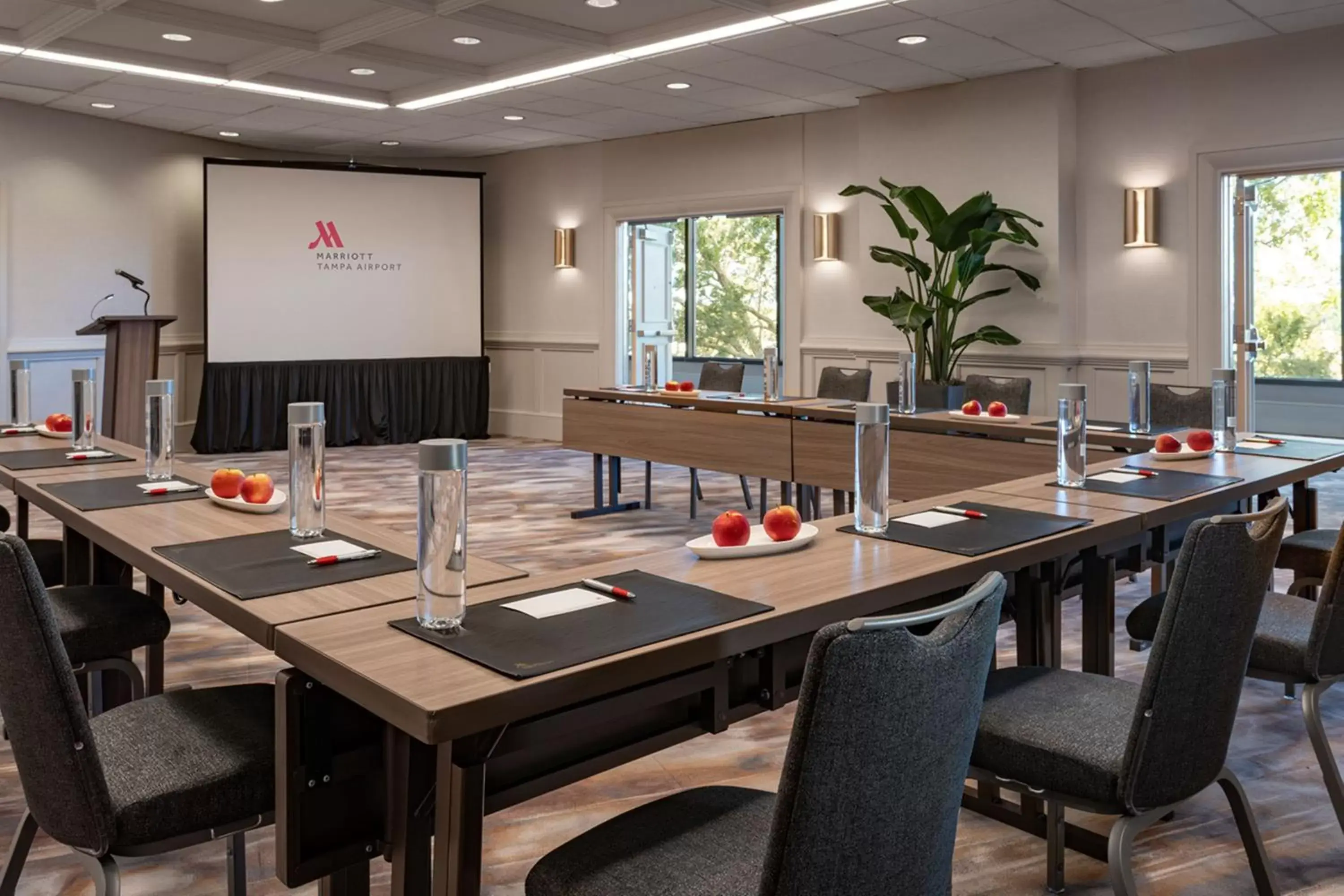 Meeting/conference room, Restaurant/Places to Eat in Tampa Airport Marriott