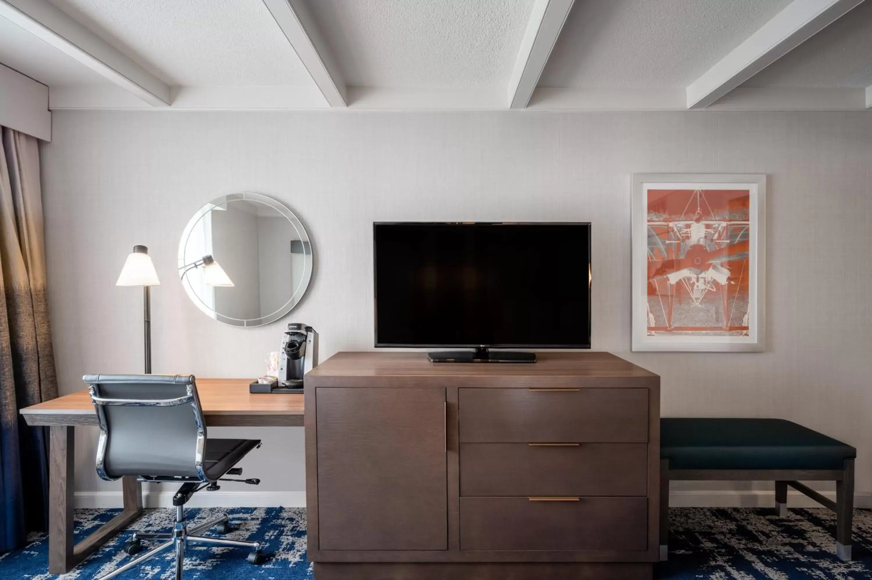 Photo of the whole room, TV/Entertainment Center in Crowne Plaza Albany - The Desmond Hotel