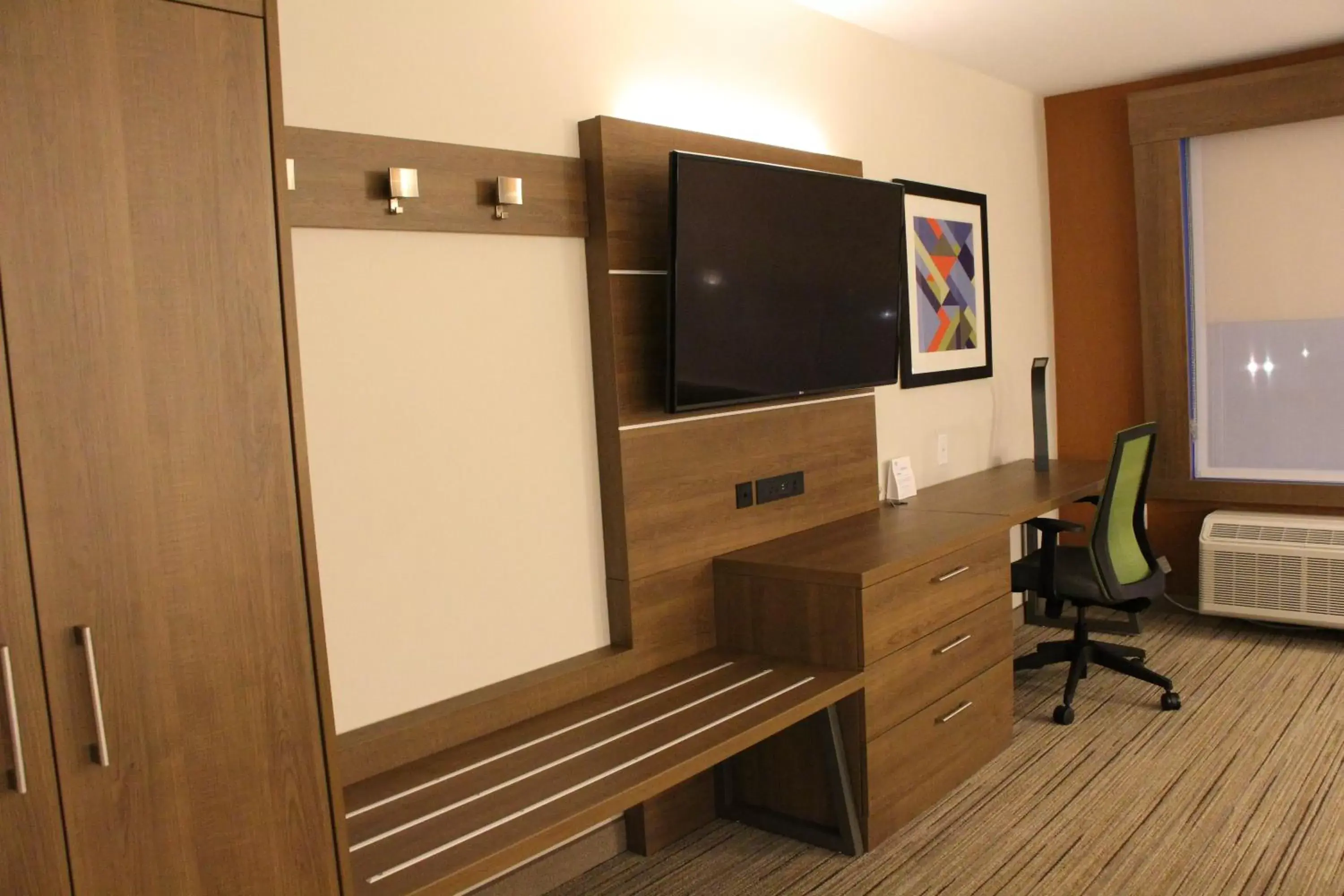 Photo of the whole room, TV/Entertainment Center in Holiday Inn Express & Suites - Phoenix - Airport North, an IHG Hotel