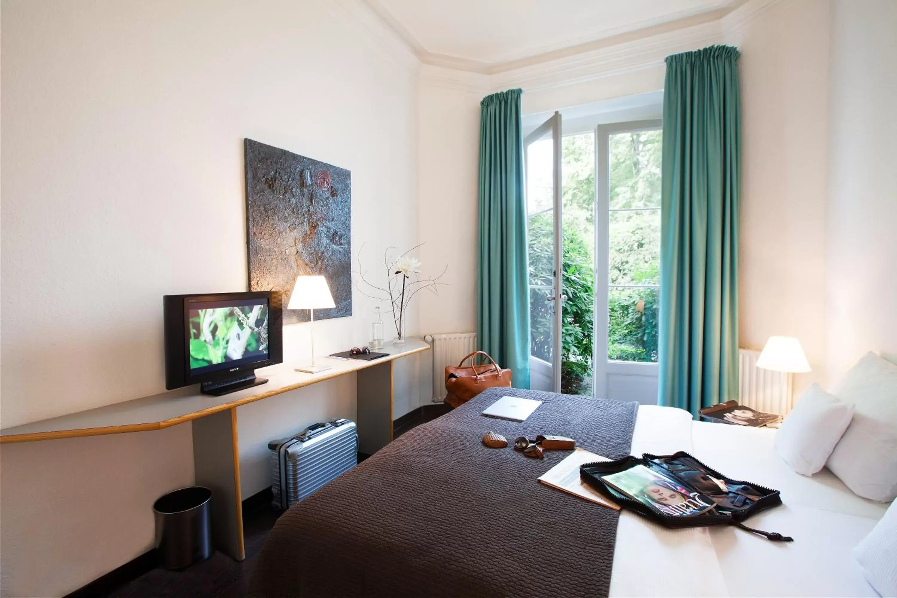 Bed, TV/Entertainment Center in Aussen Alster Hotel