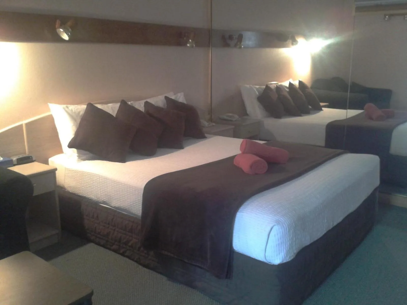 Photo of the whole room, Bed in Elsinor Motor Lodge