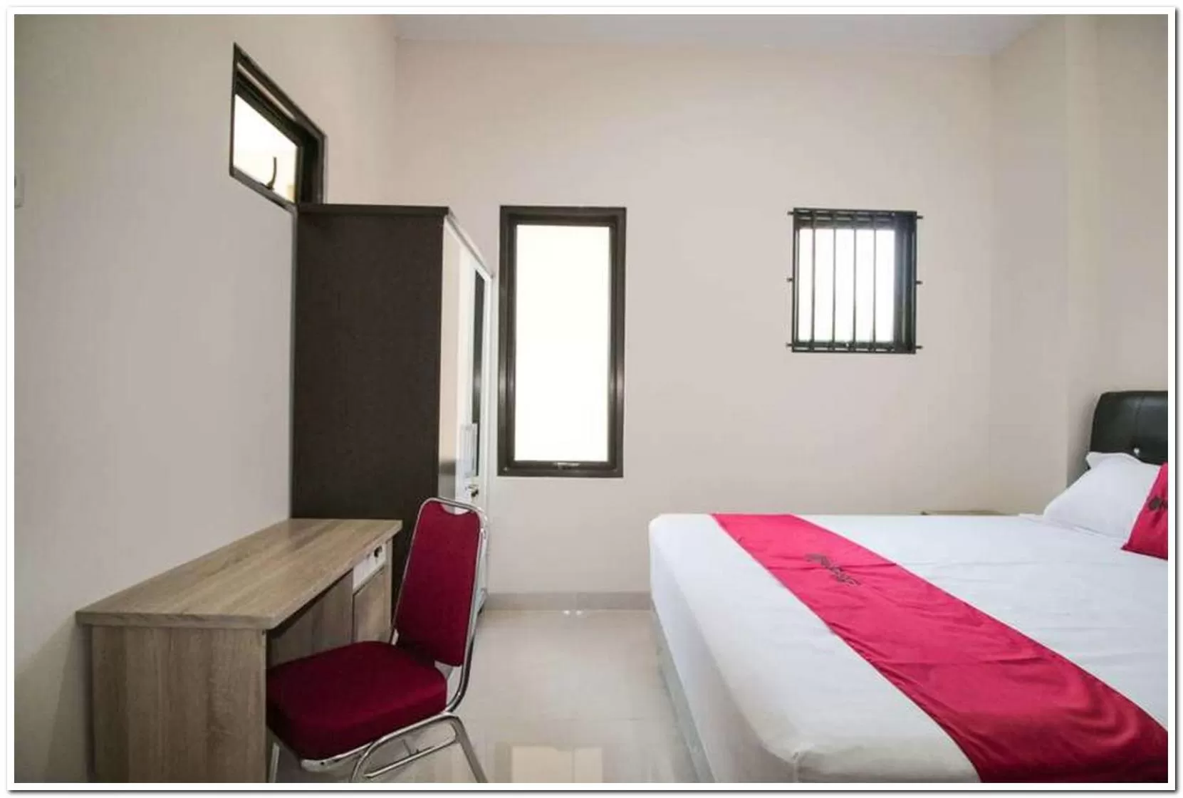Bed in RedDoorz Syariah @ Jatinegara