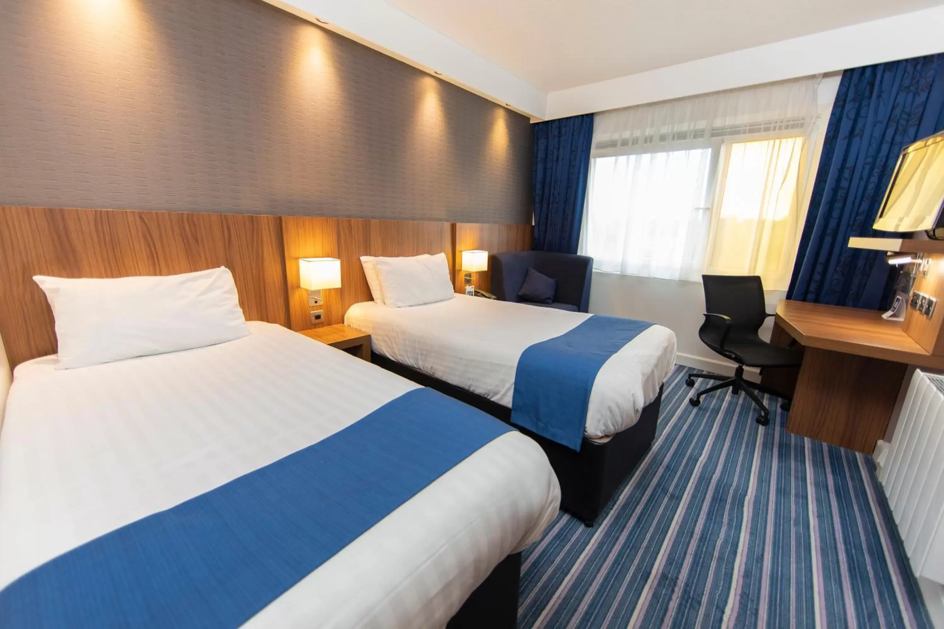 Photo of the whole room, Bed in Holiday Inn Express Chester Racecourse