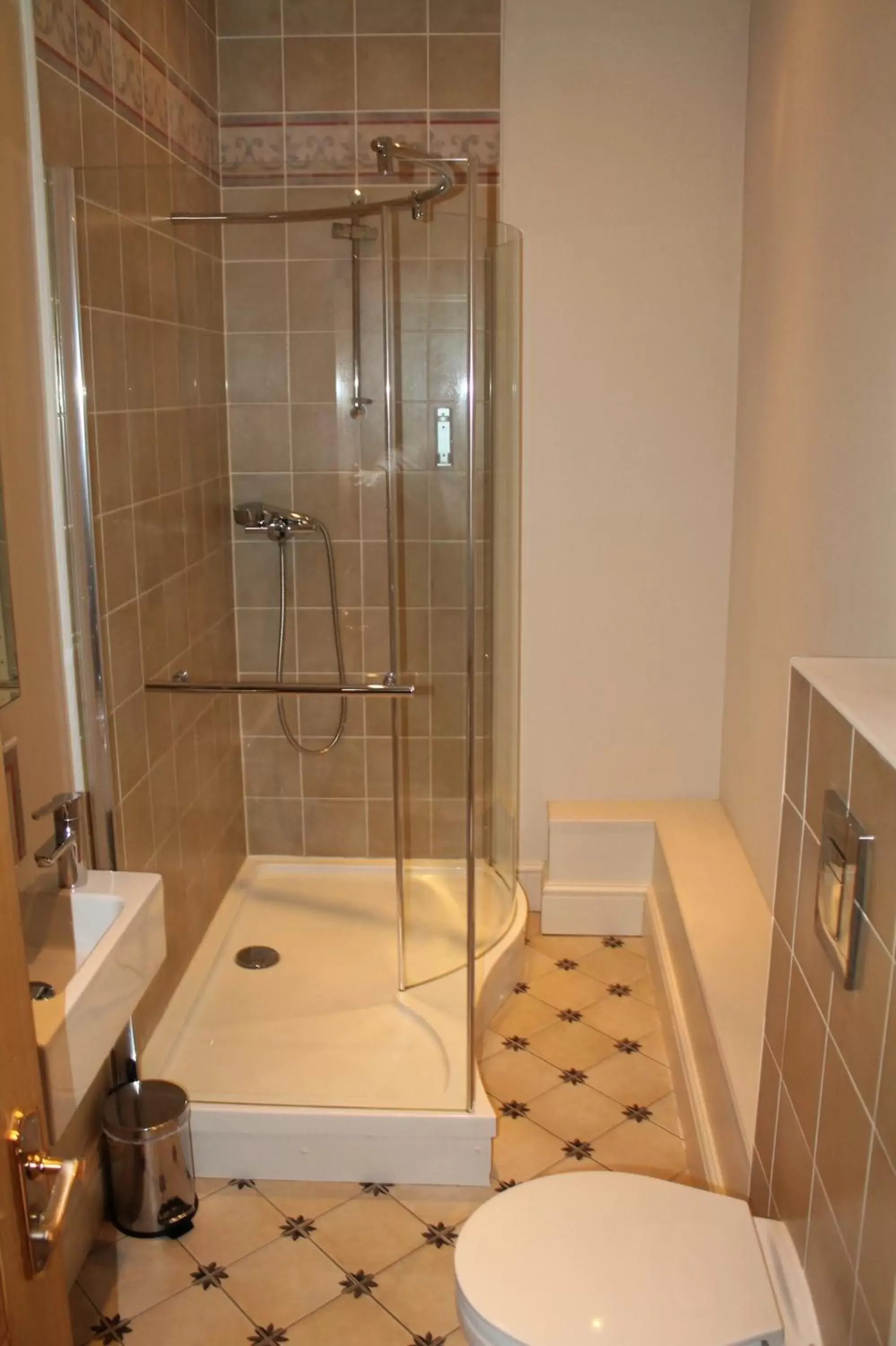 Shower, Bathroom in Bentinck Hotel