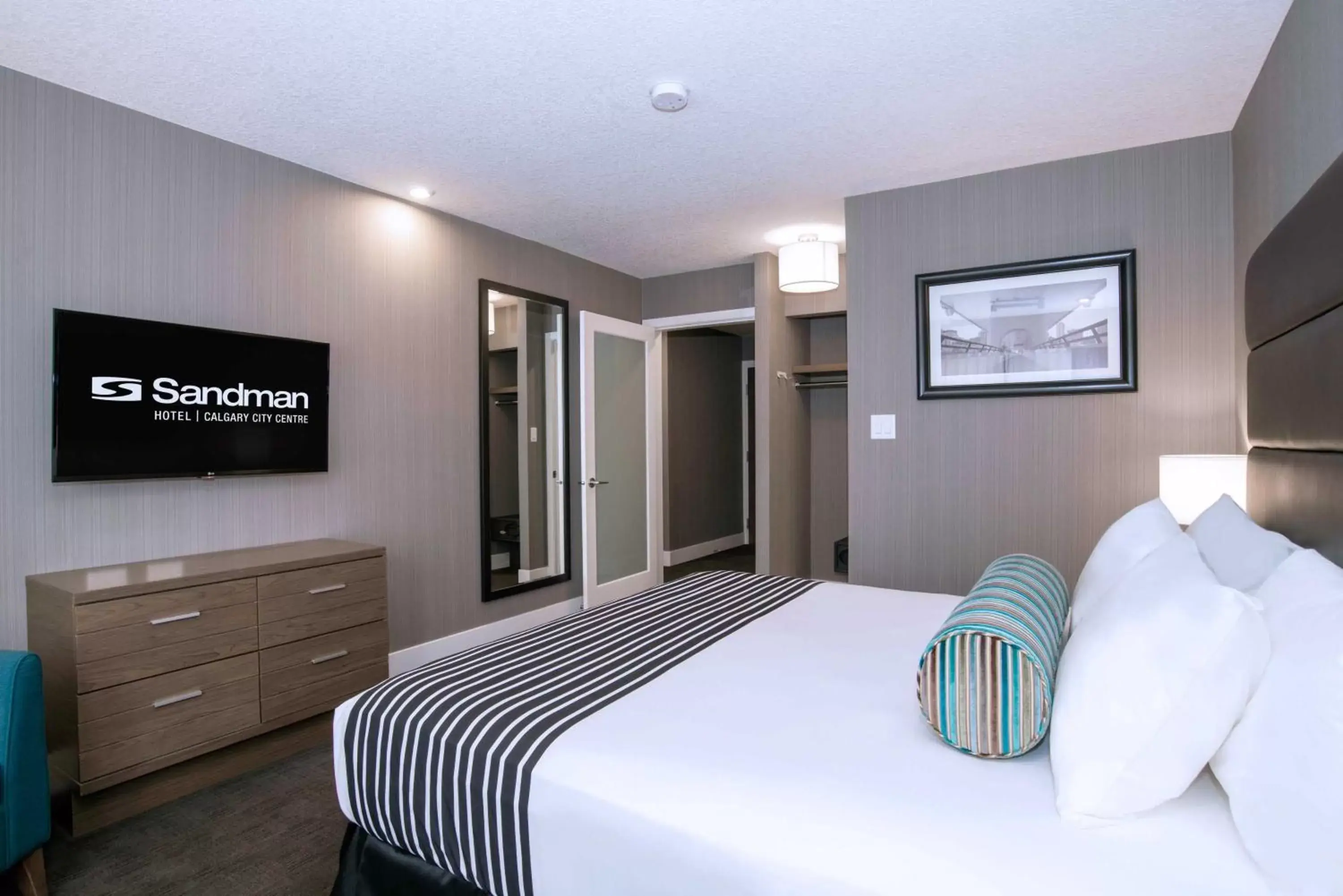 Photo of the whole room in Sandman Signature Calgary Downtown Hotel