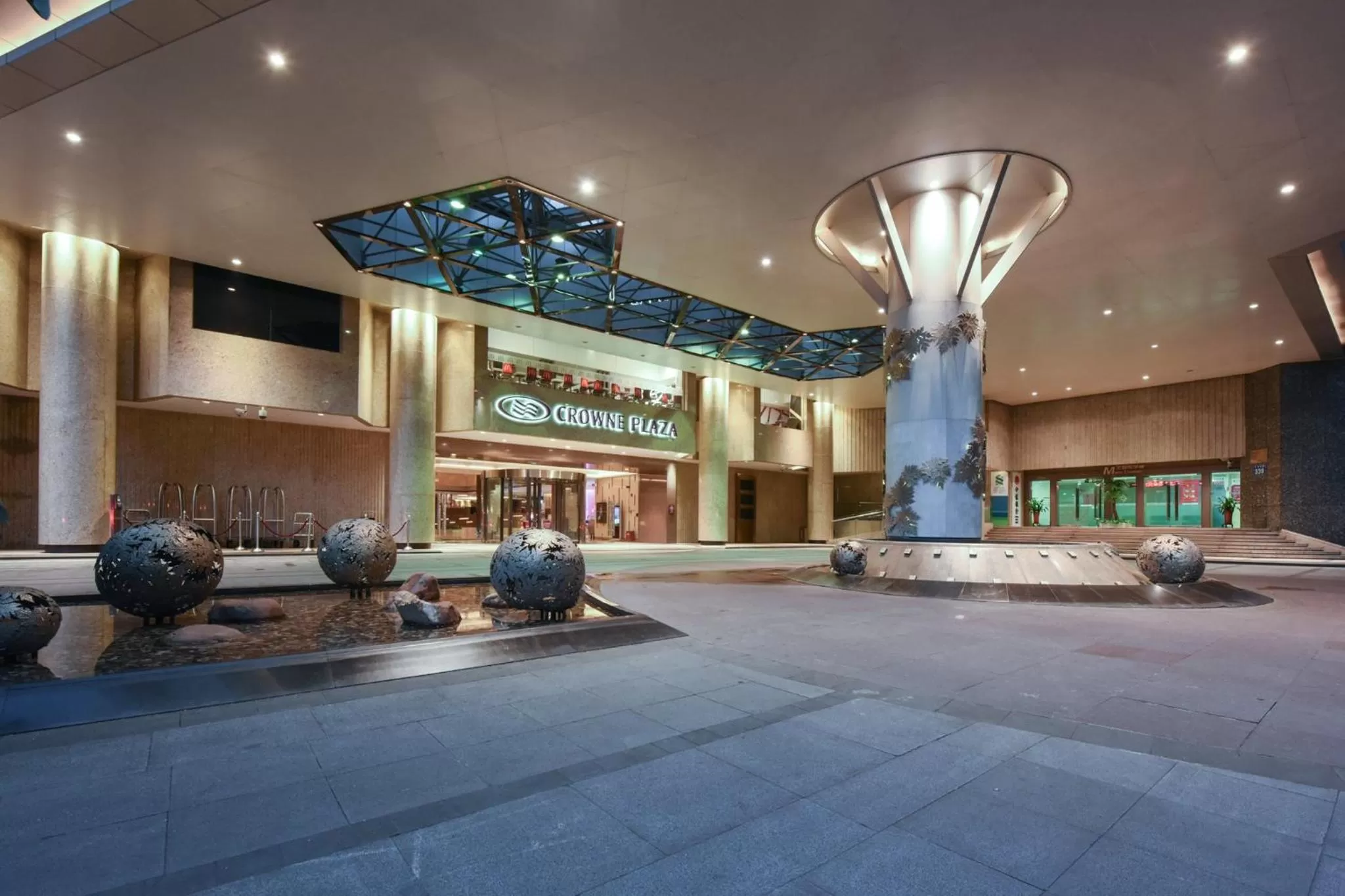 Property building in Crowne Plaza Guangzhou City Centre by IHG