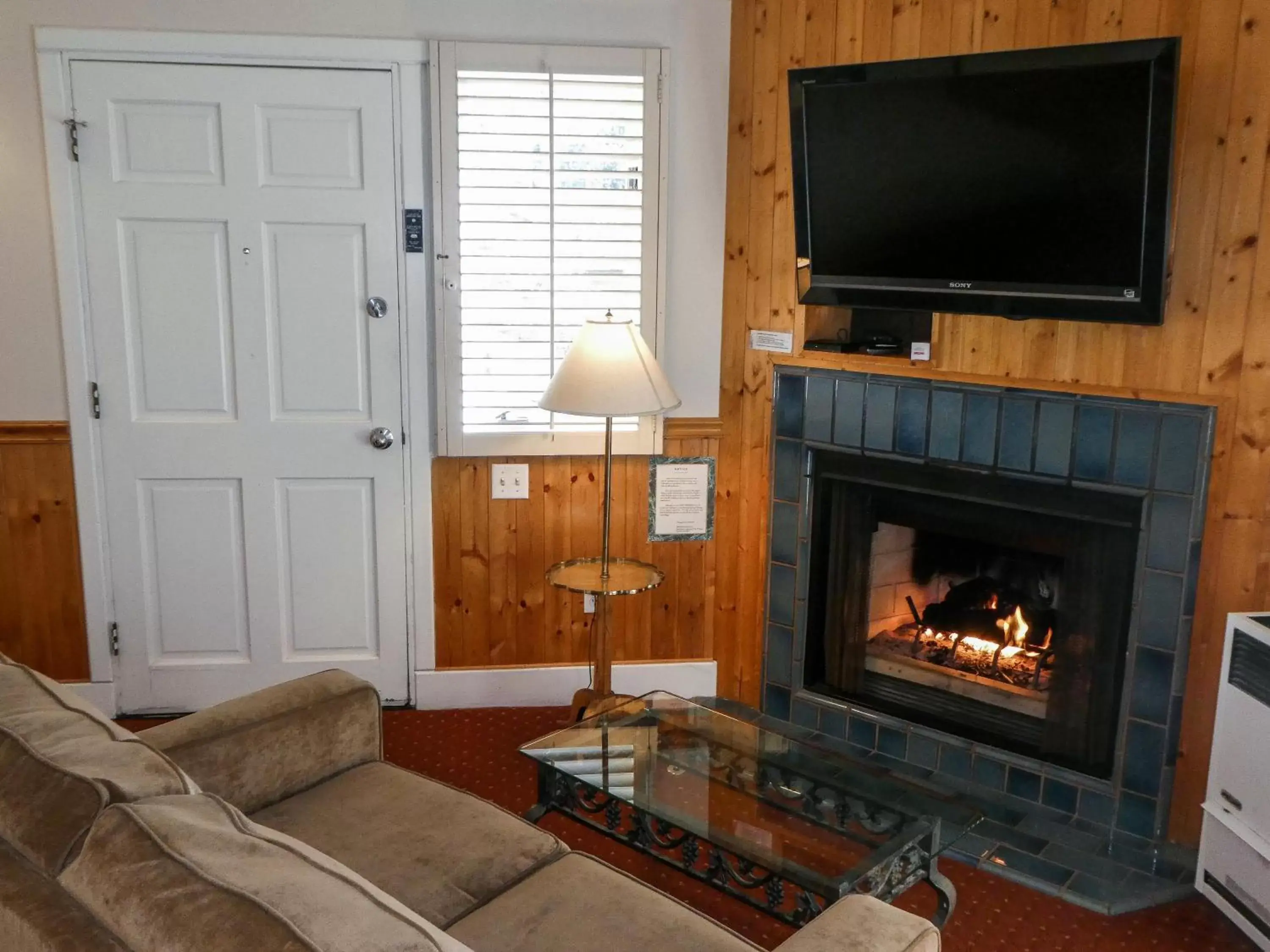 Living room, TV/Entertainment Center in Briarwood Inn