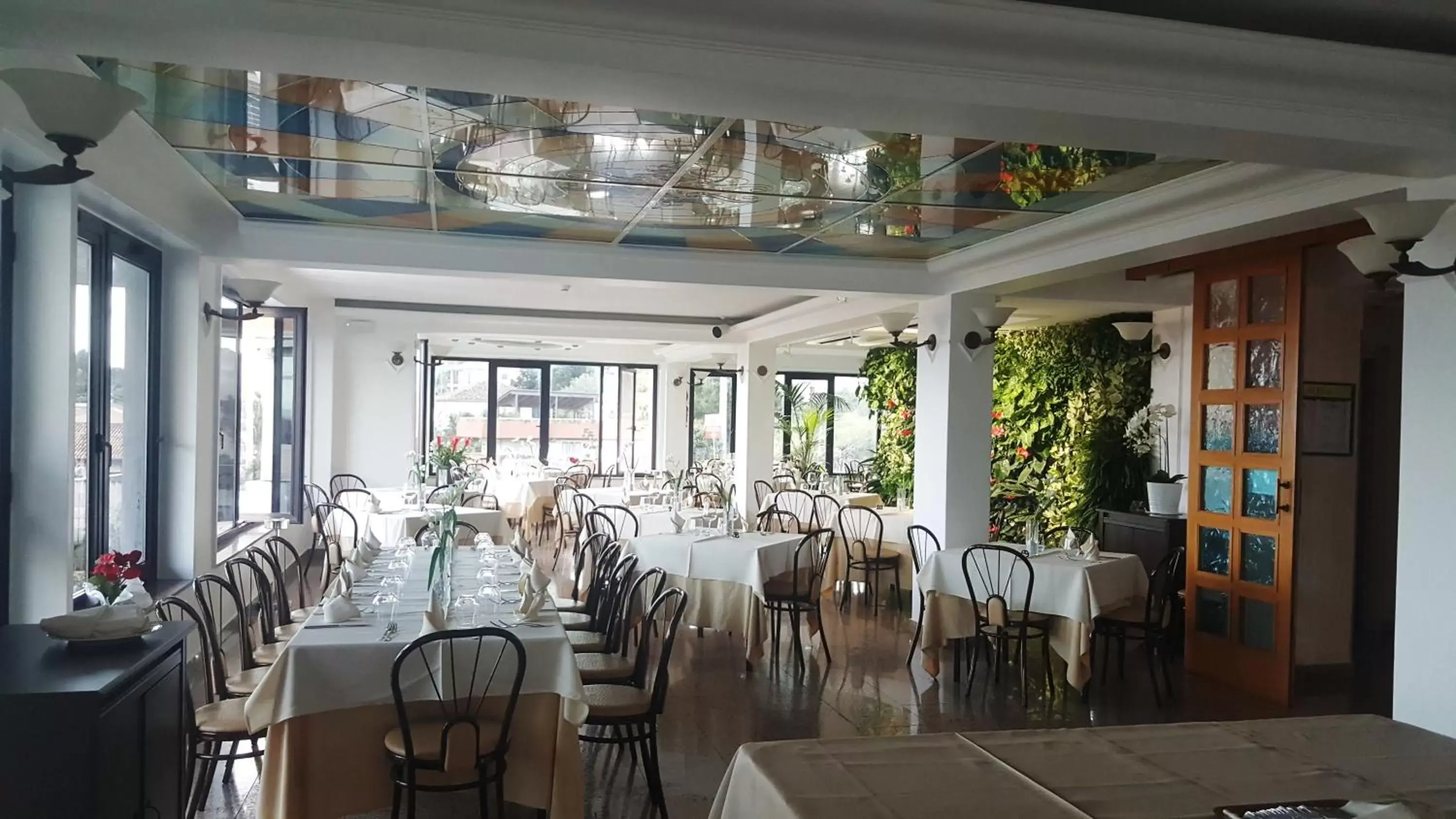 Restaurant/Places to Eat in Hotel Lachea