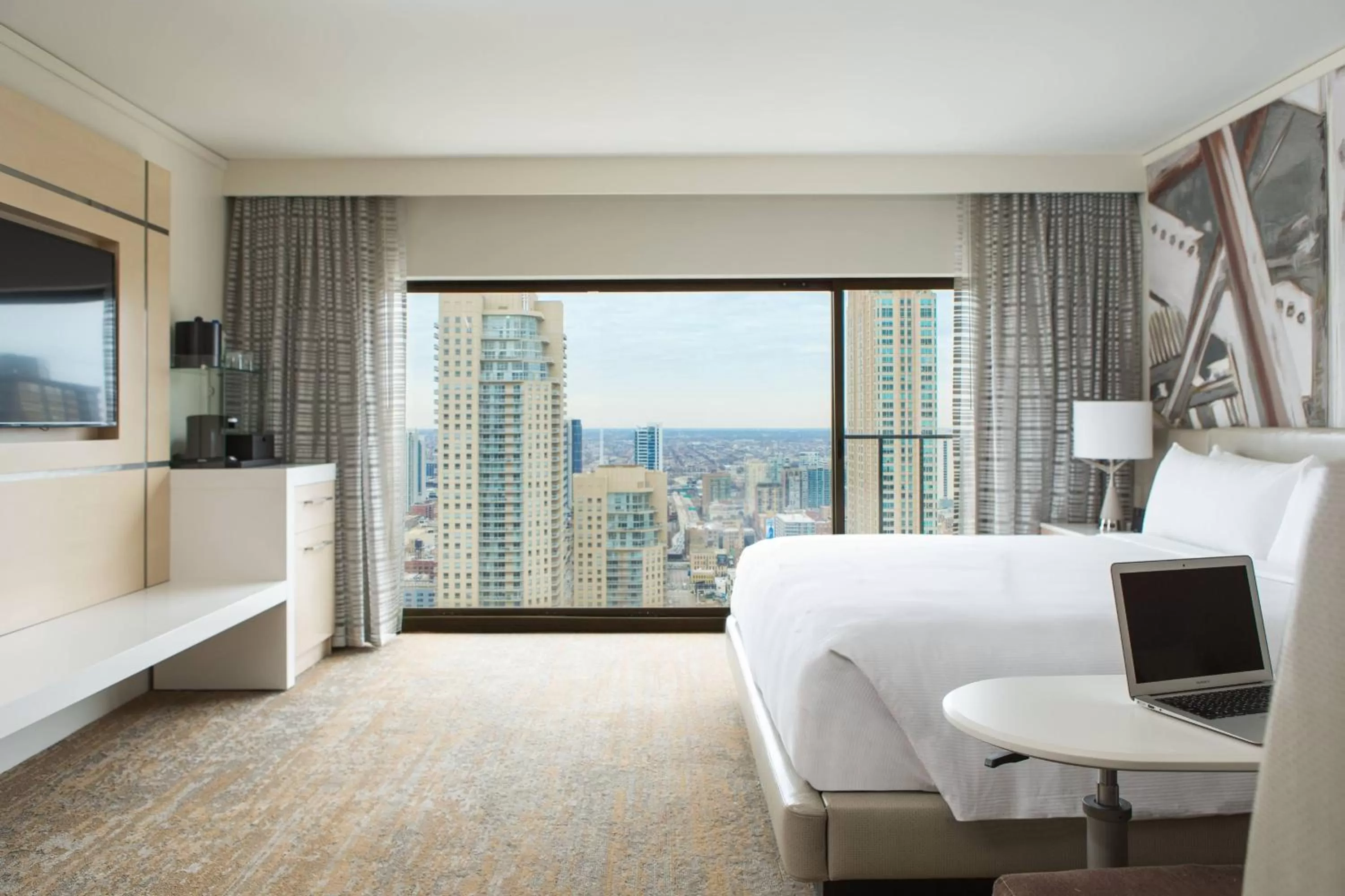 Photo of the whole room, Bed in Chicago Marriott Downtown Magnificent Mile