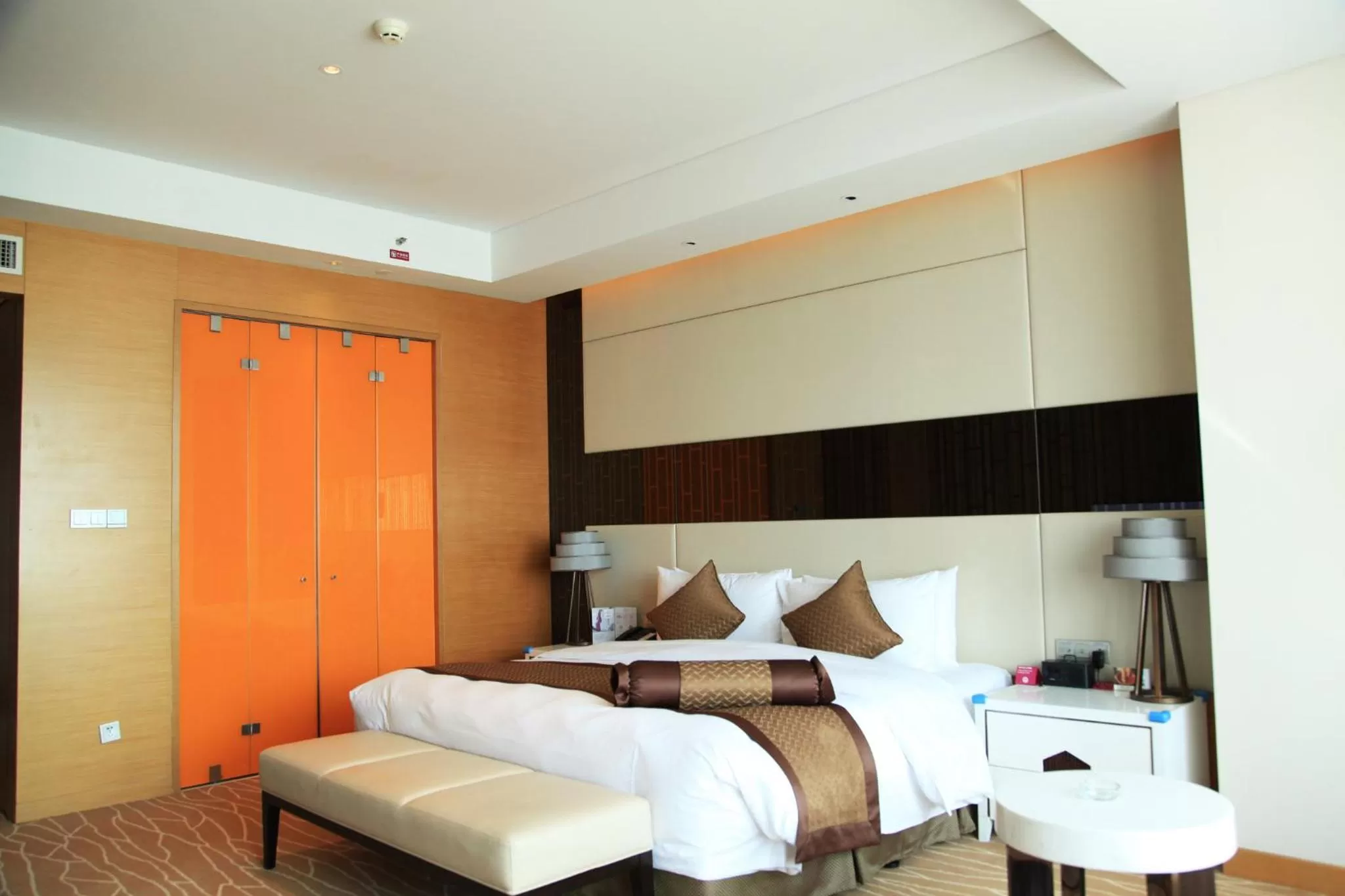 Photo of the whole room, Bed in Crowne Plaza Yangzhou by IHG