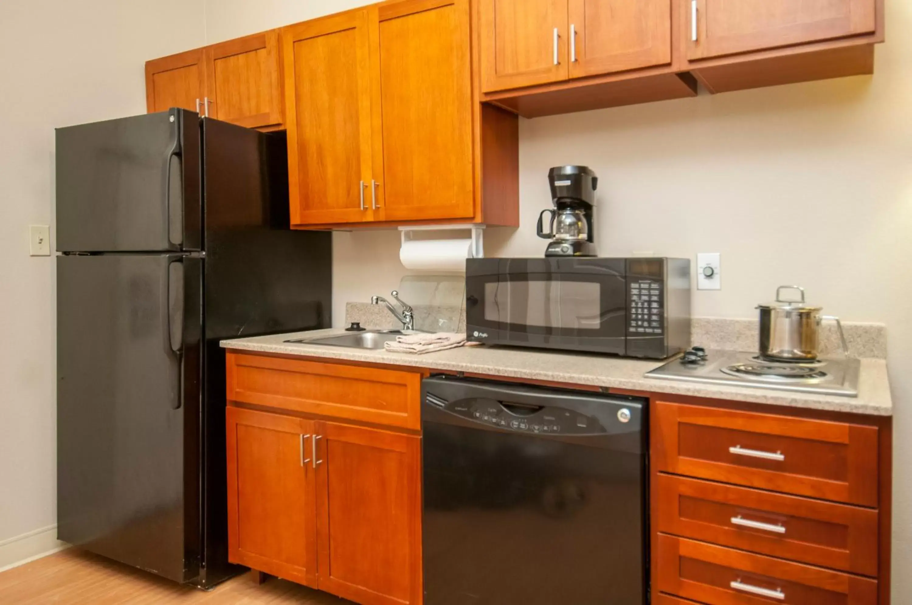 Photo of the whole room, Kitchen/Kitchenette in Candlewood Suites Flowood, MS, an IHG Hotel