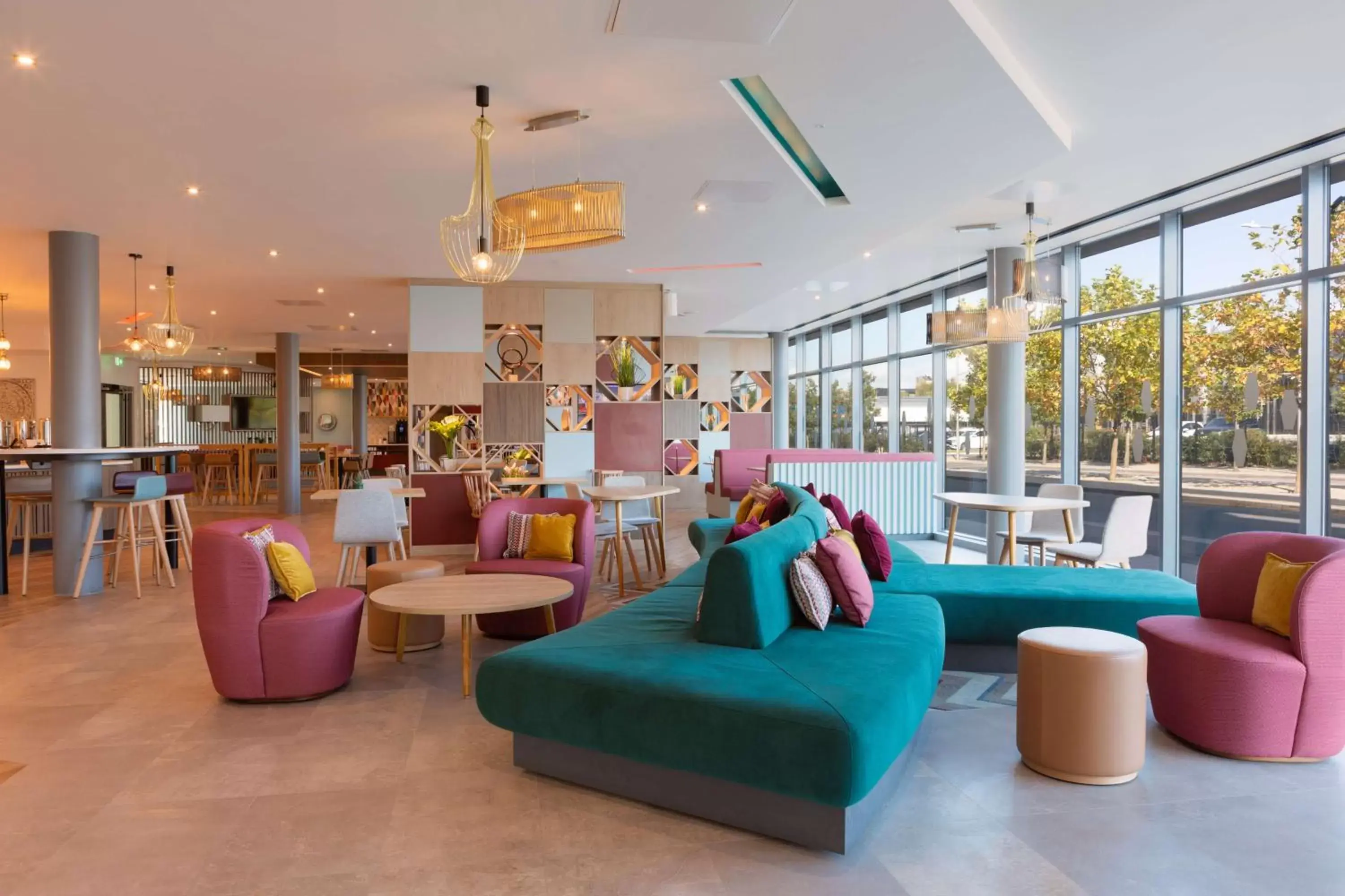 Lobby or reception, Lounge/Bar in Hampton by Hilton Ashford International