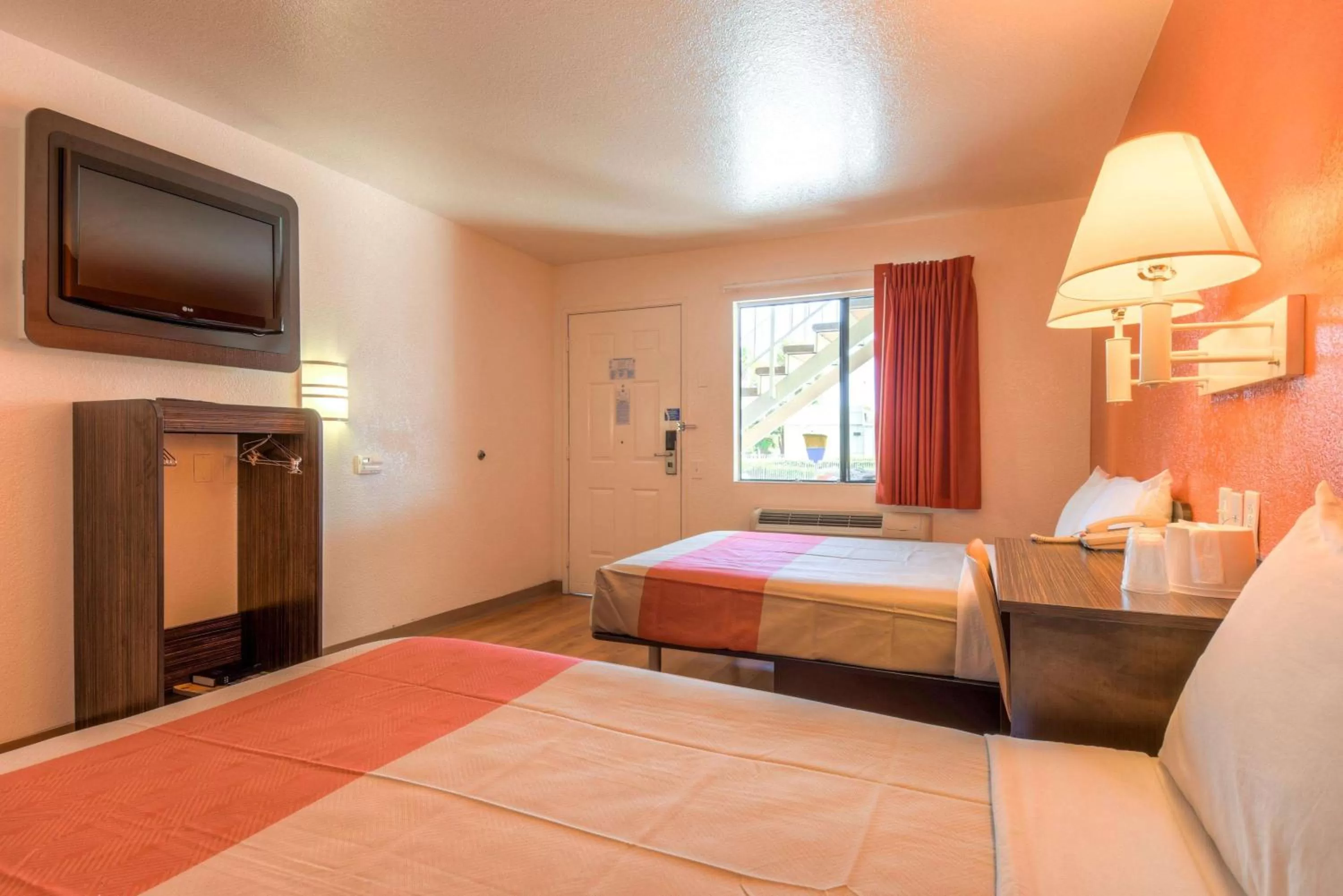 TV and multimedia, Bed in Motel 6-Chula Vista, CA - San Diego