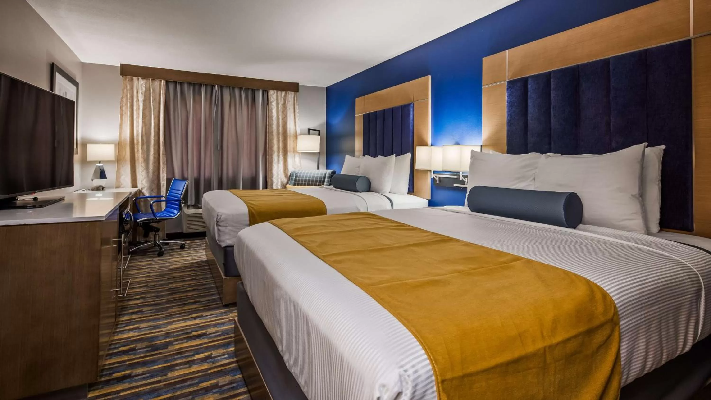 Photo of the whole room, Bed in Best Western DeWitt