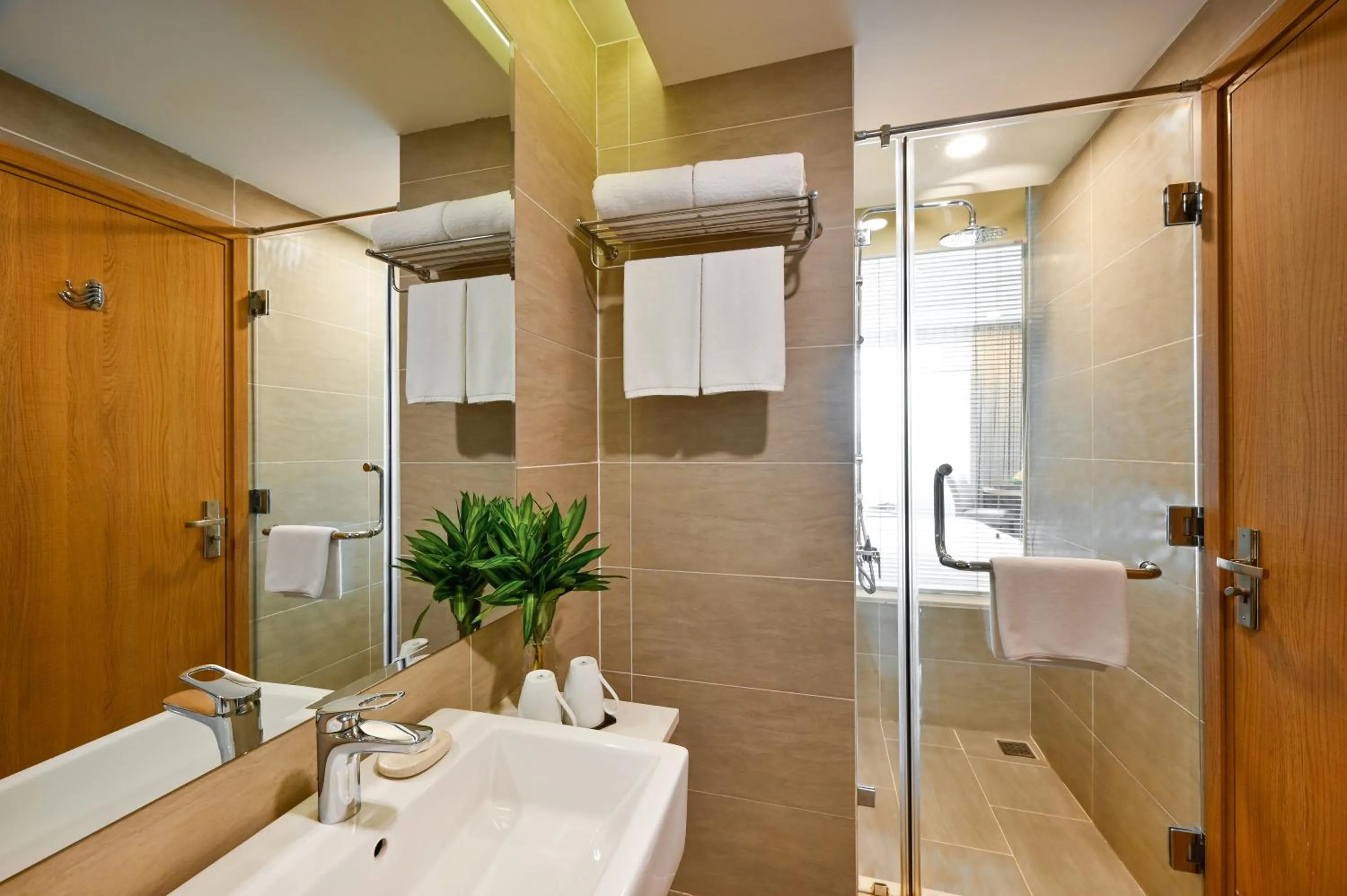 Shower in Muong Thanh Grand Saigon Centre Hotel