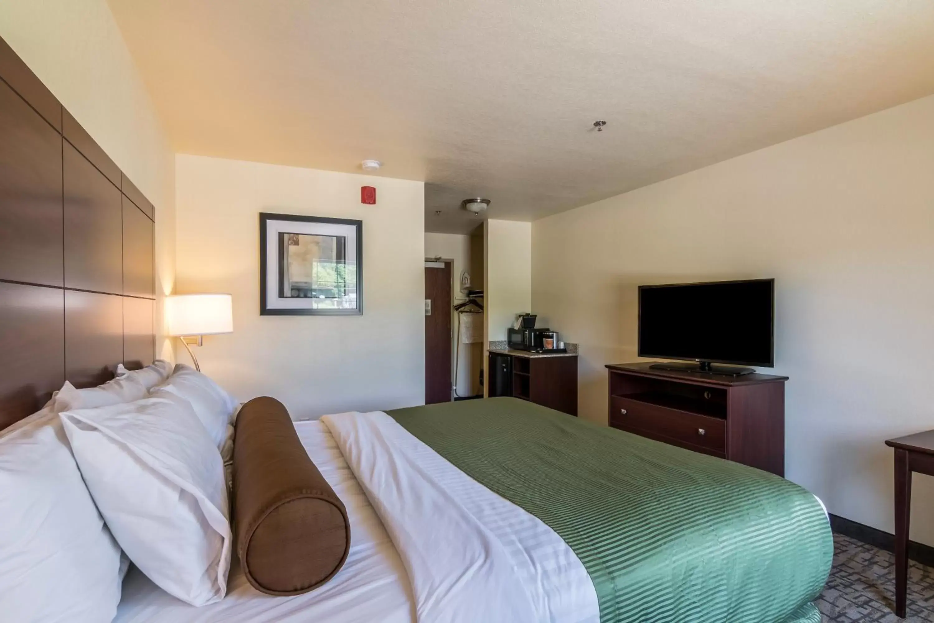 Bed in Cobblestone Inn & Suites - Barron