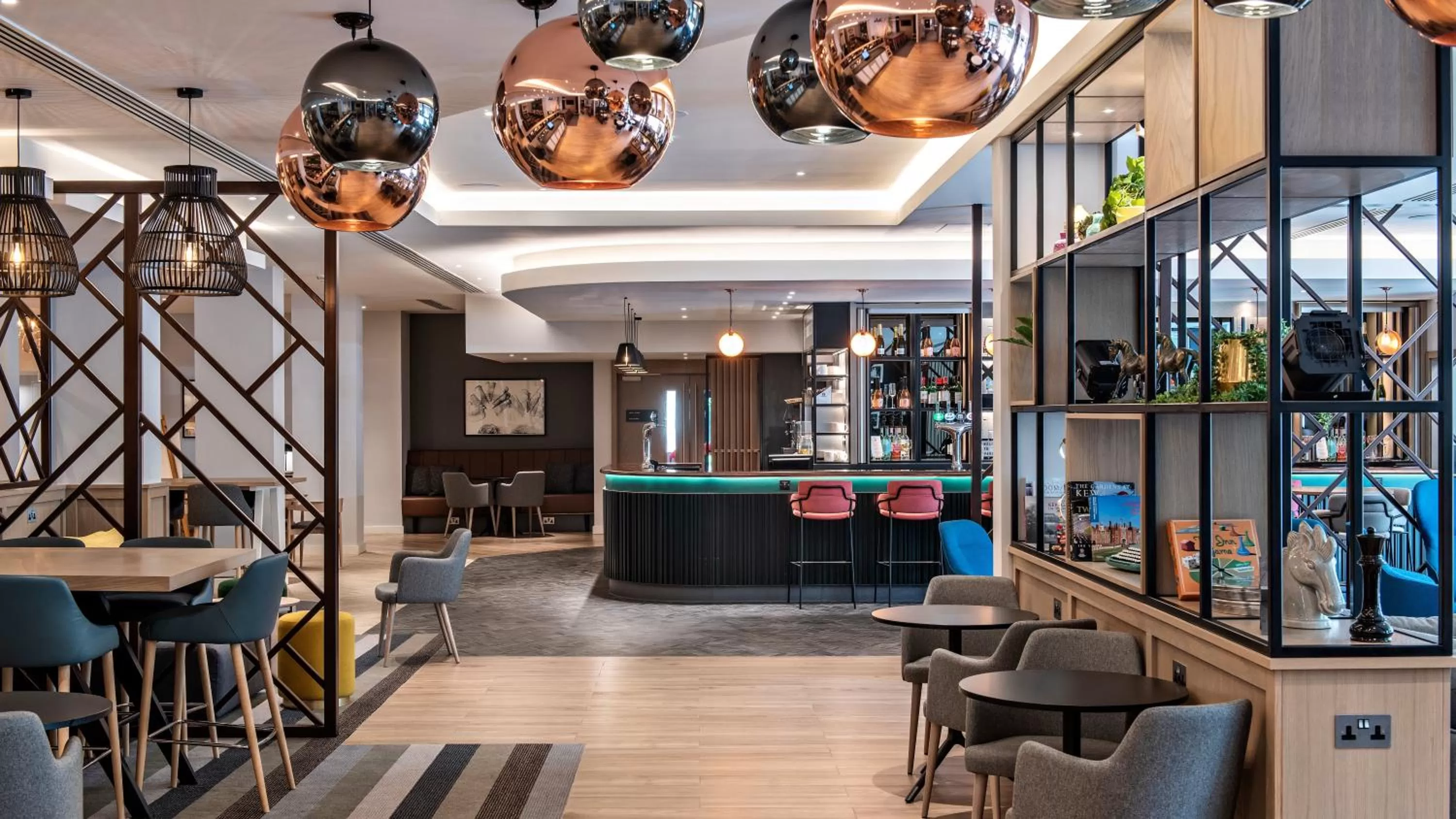 Lounge or bar in Holiday Inn London-Shepperton by IHG