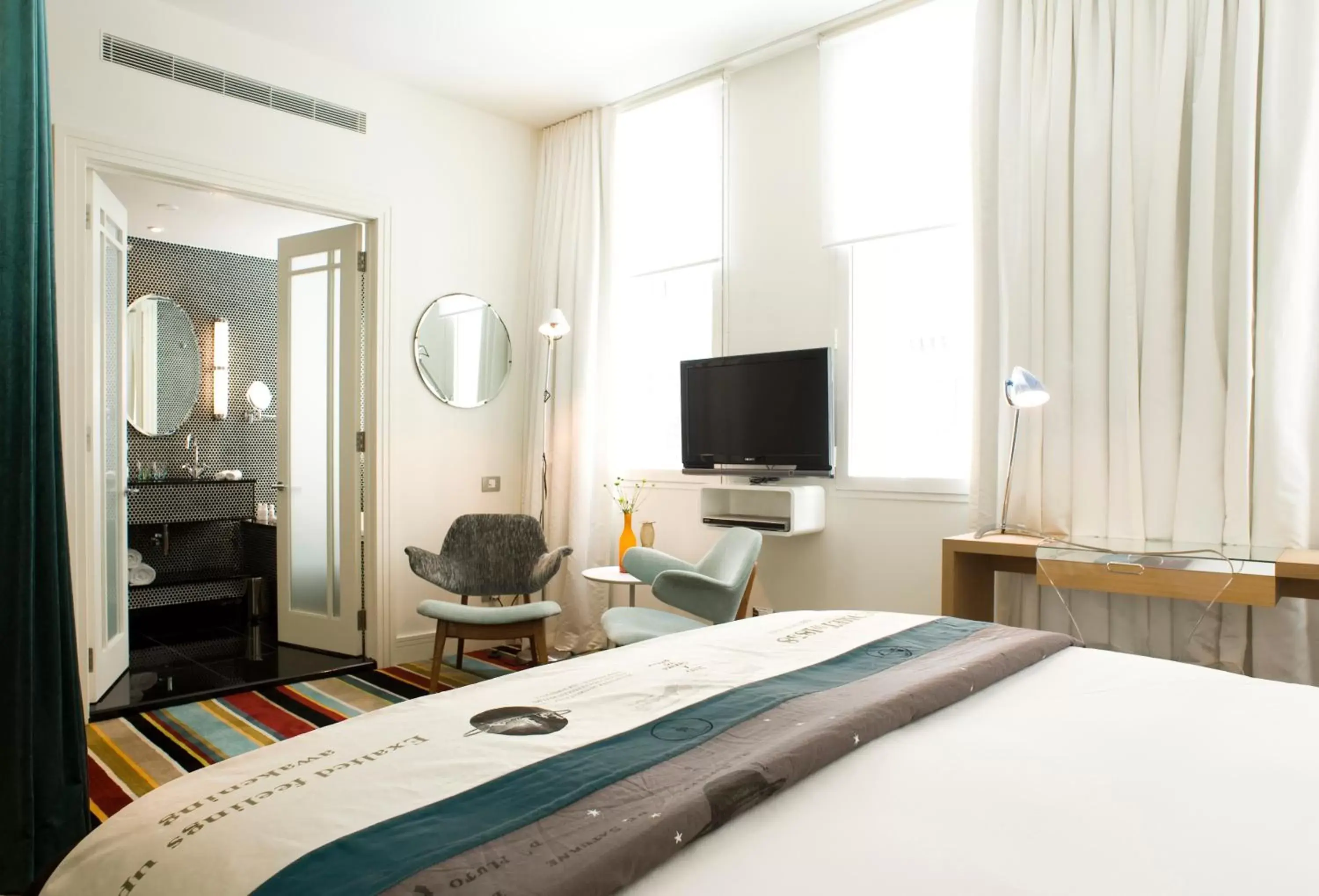 Bed, TV/Entertainment Center in Hotel DeBrett