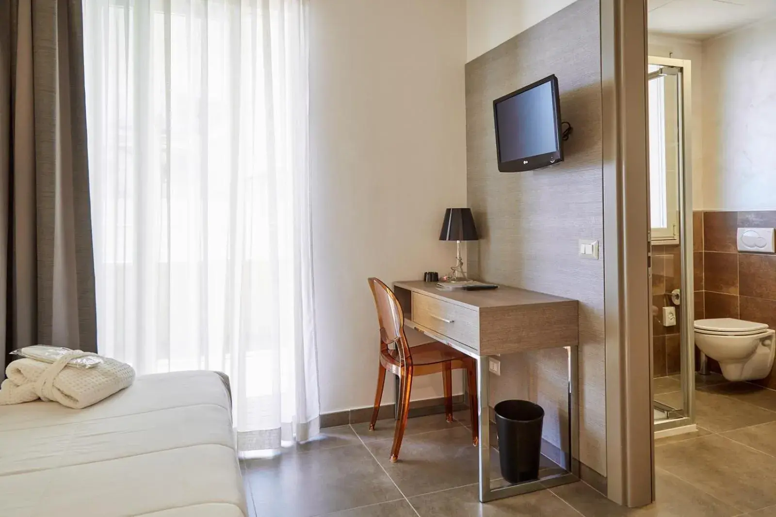 Bedroom, TV/Entertainment Center in Bellettini Hotel