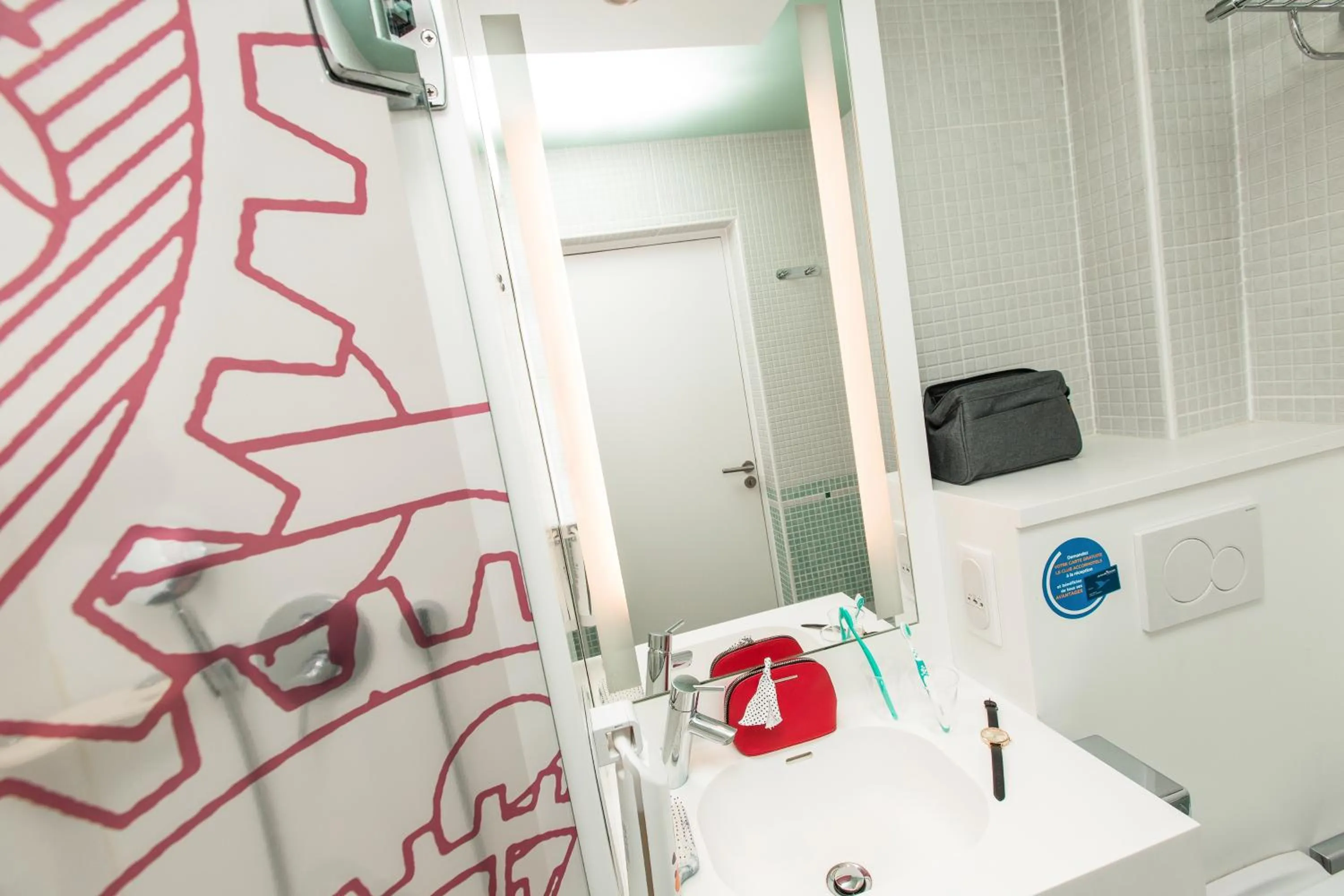 Bathroom in ibis Styles Paris Mairie De Clichy