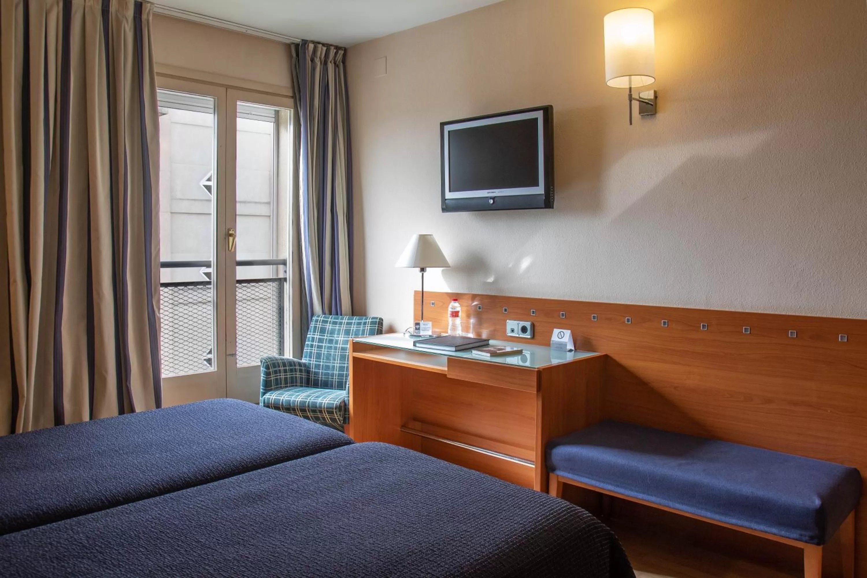 Bedroom, Bed in Hotel J. Balmes Vic