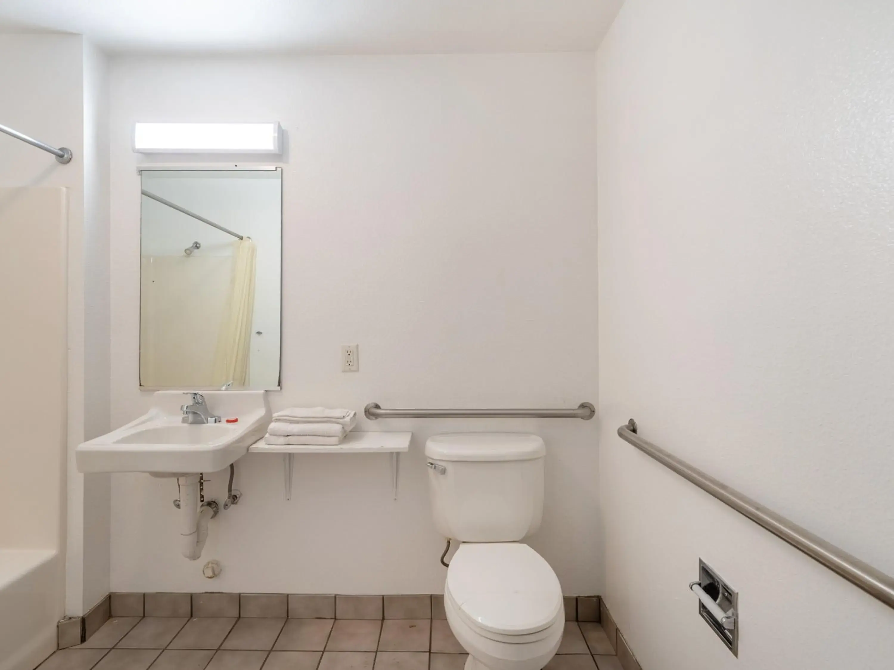 Bathroom in OYO Hotel San Antonio near AT&T Center