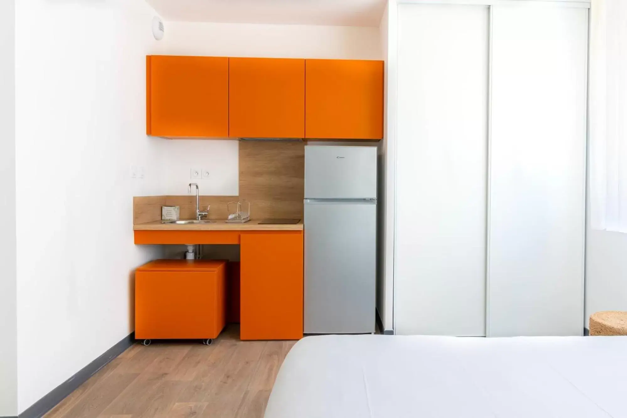 Kitchen or kitchenette, Bed in Kabane Montpellier