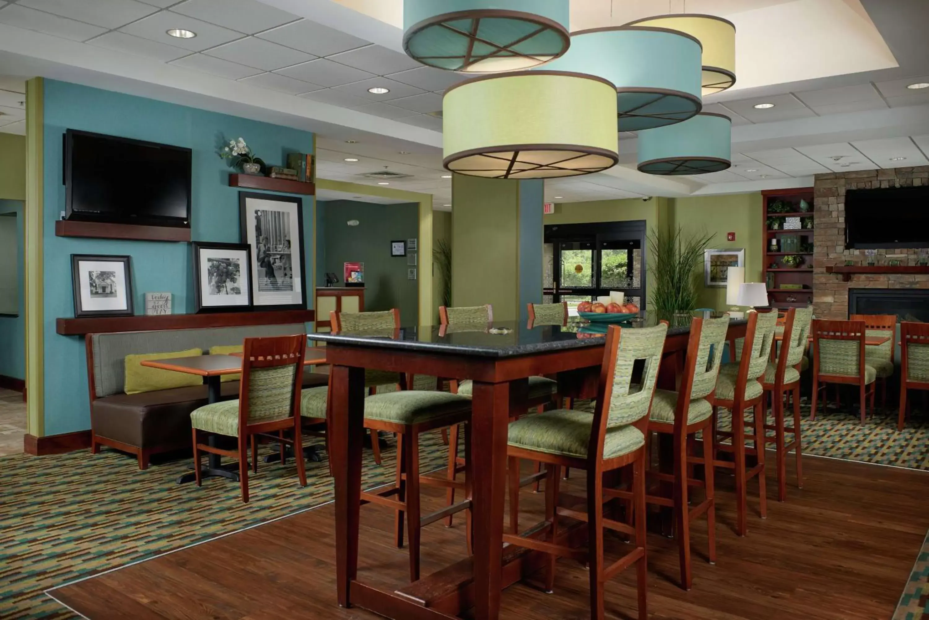 Lobby or reception, Lounge/Bar in Hampton Inn Bermuda Run / Advance