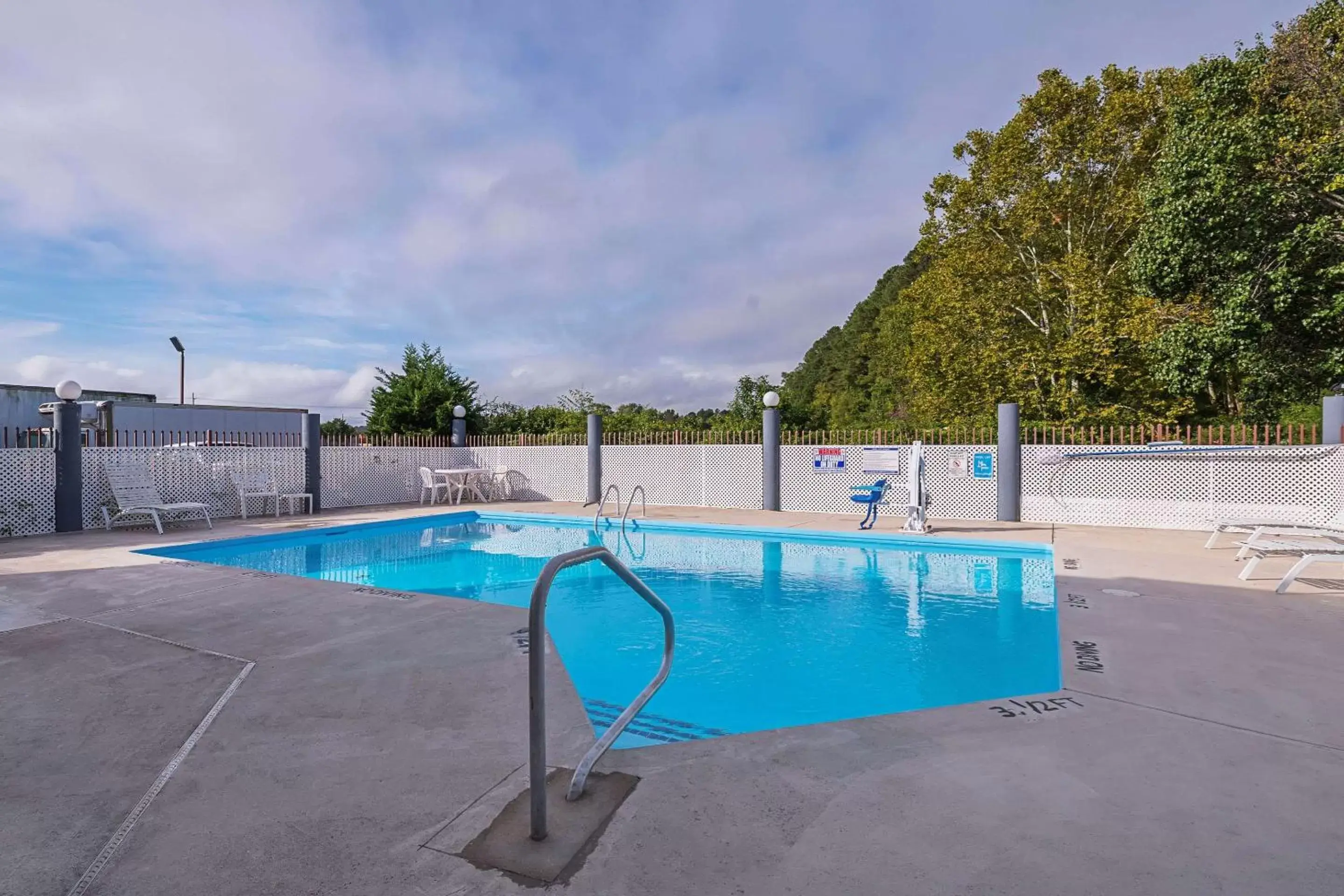 Swimming Pool in Quality Inn Washington