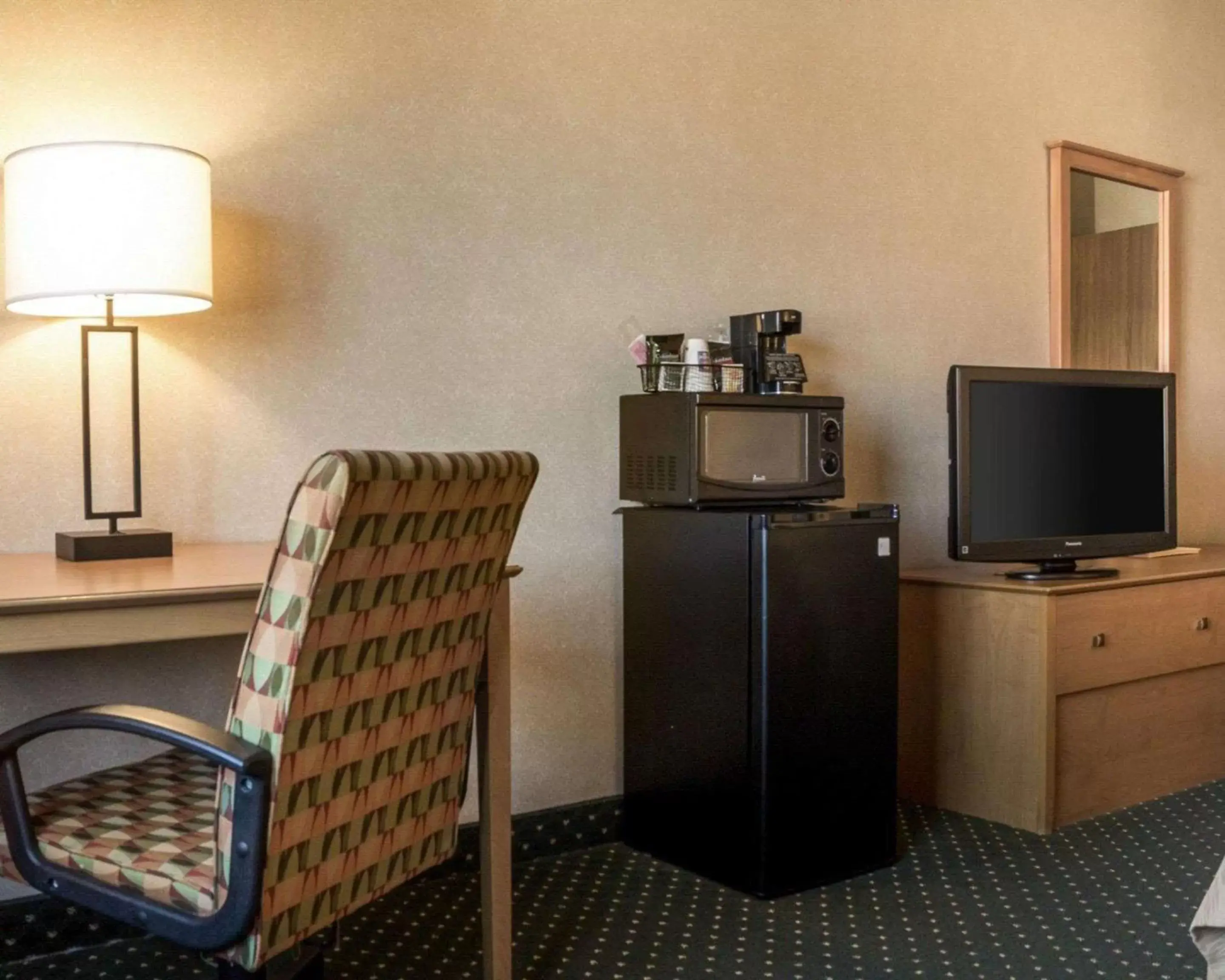 Photo of the whole room, TV/Entertainment Center in Comfort Inn Jamestown