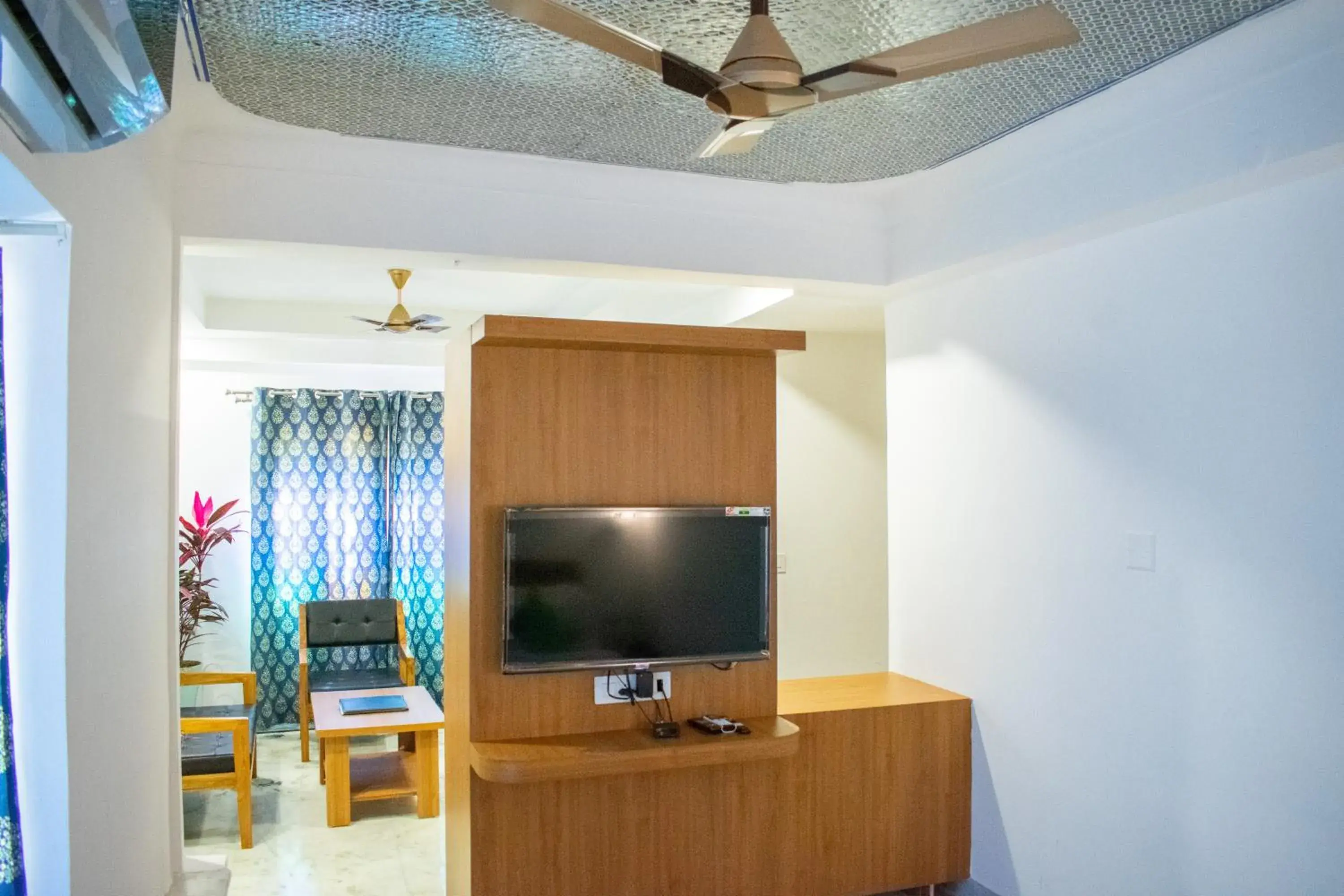 Communal lounge/ TV room, TV/Entertainment Center in Banjara Hostel