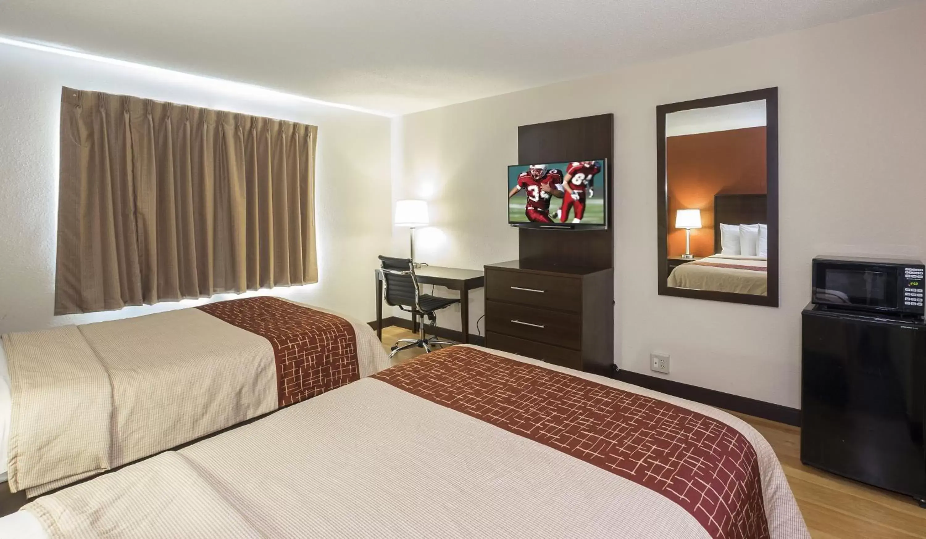 Photo of the whole room, Bed in Red Roof Inn Columbus - Ohio State Fairgrounds