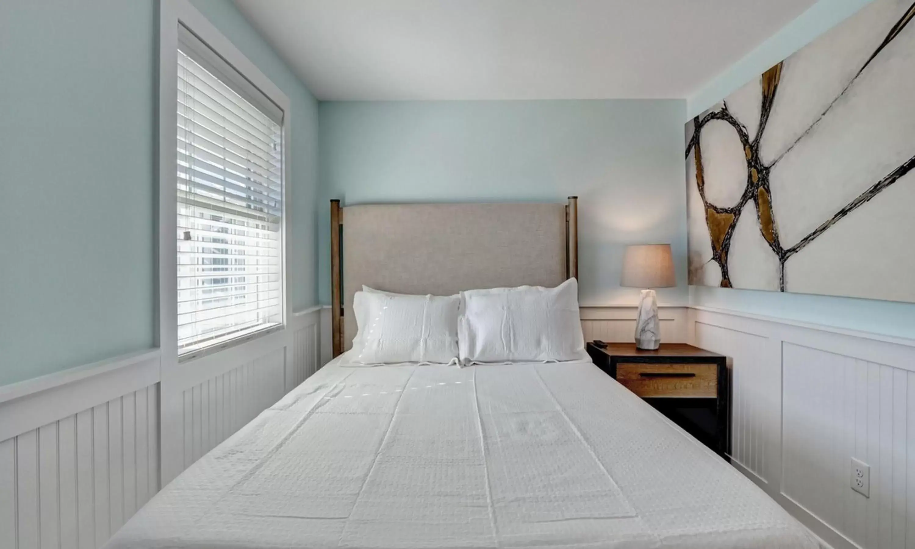 Bed in Loggerhead Inn and Suites by Carolina Retreats