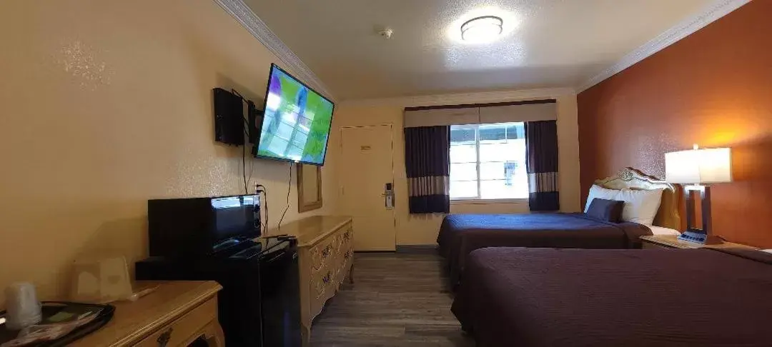 Photo of the whole room, TV/Entertainment Center in Lakeview Inn