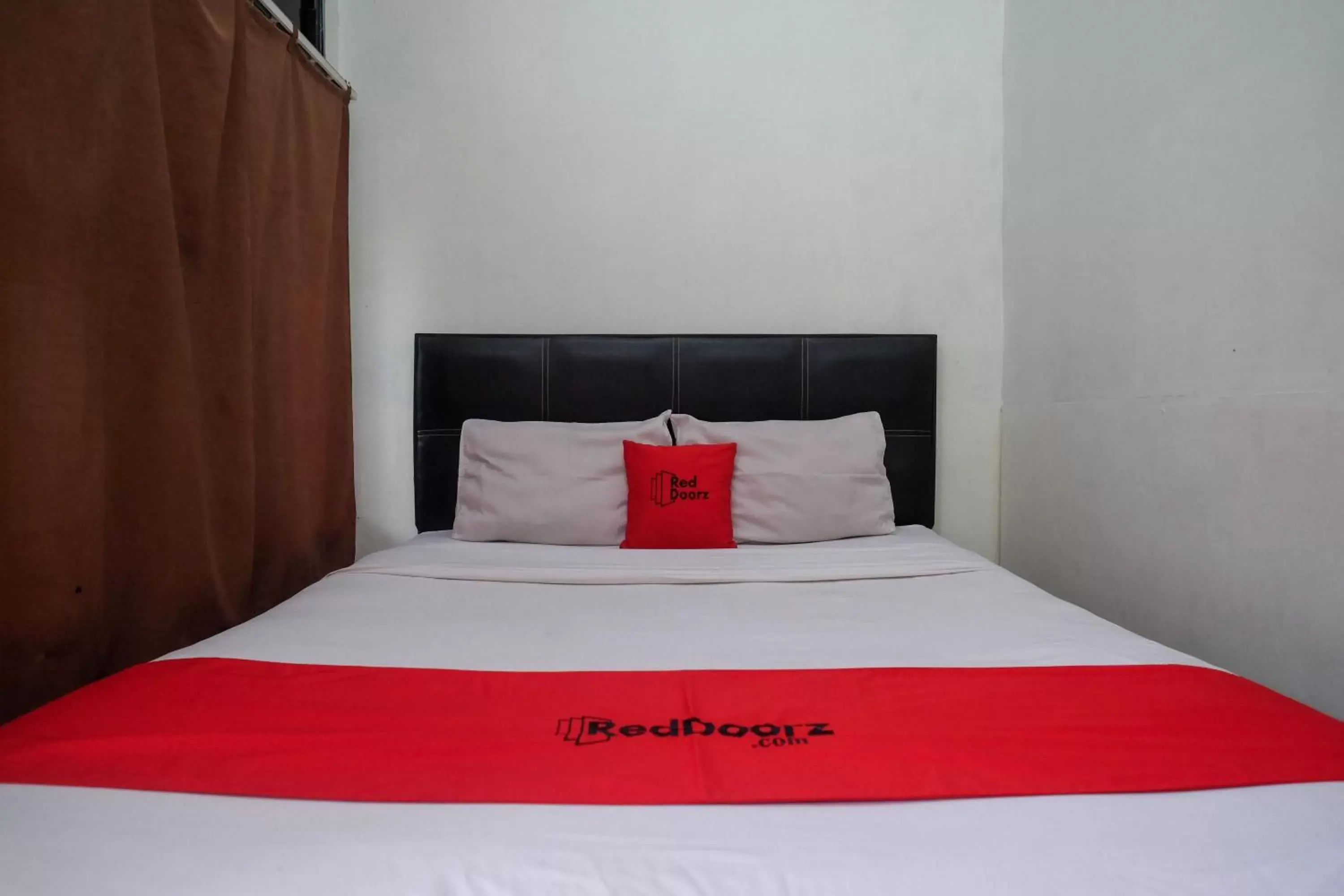 Bedroom, Bed in RedDoorz near Lotte Mart Maguwoharjo Yogyakarta