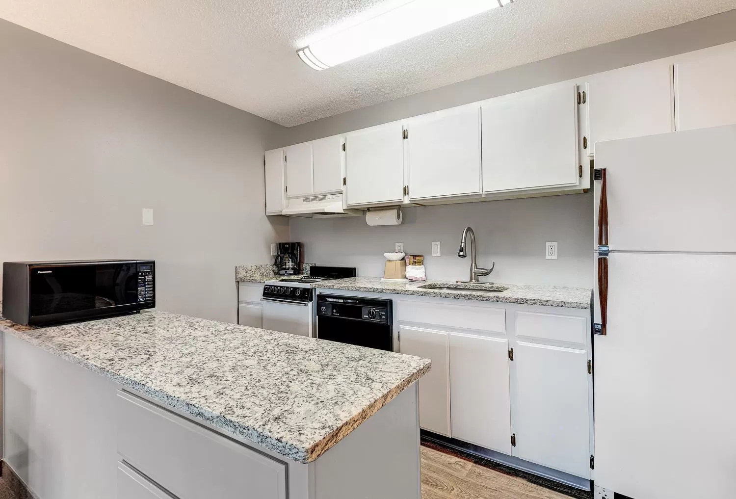 Kitchen or kitchenette, Kitchen/Kitchenette in Bend Riverside Condos