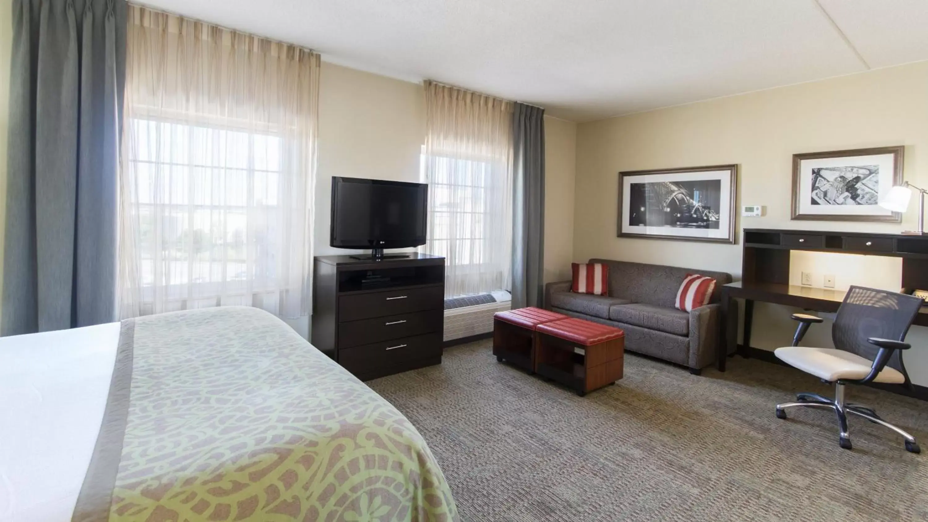 Photo of the whole room, TV/Entertainment Center in Staybridge Suites Buffalo-Amherst, an IHG Hotel