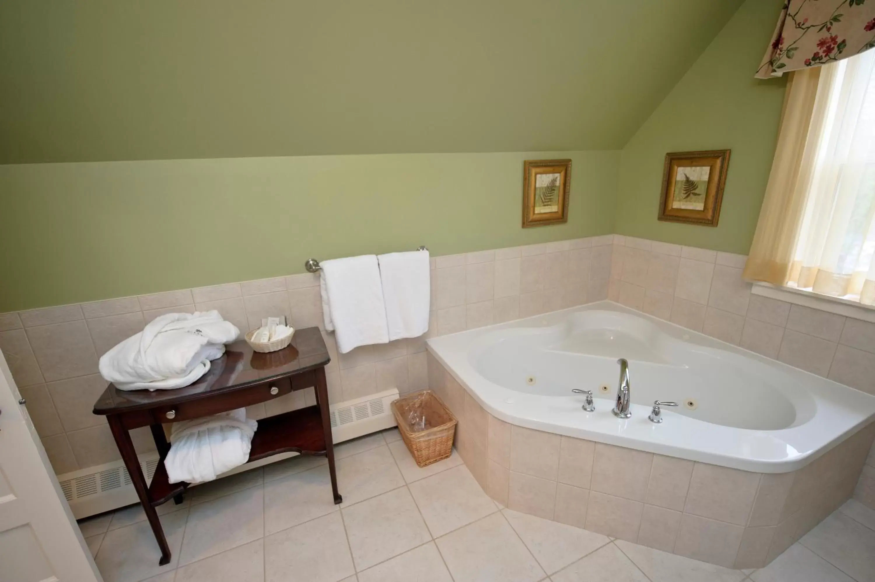 Spa and wellness centre/facilities, Bathroom in Dundee Arms Inn