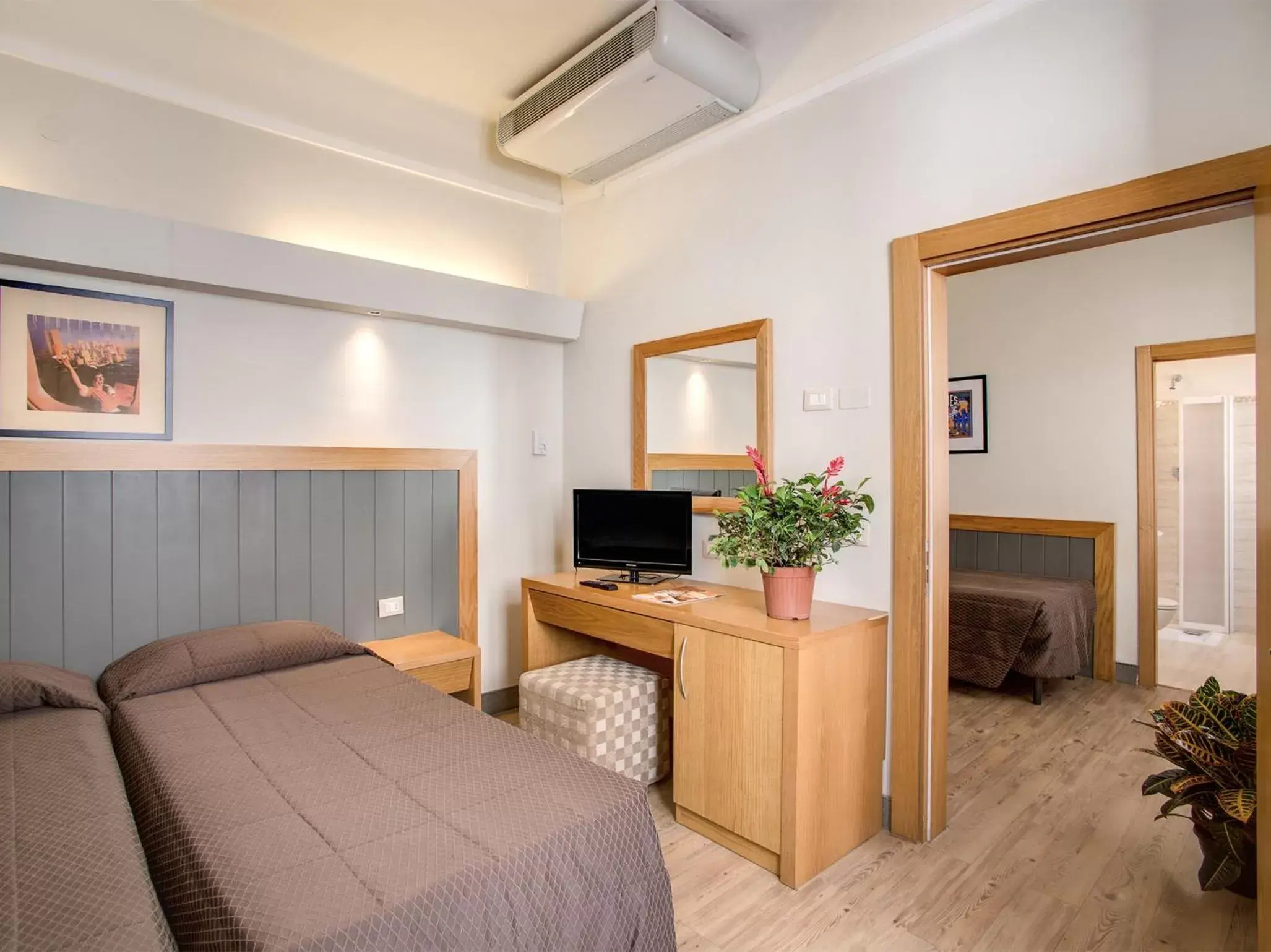 Bedroom, TV/Entertainment Center in Hotel Delle Nazioni