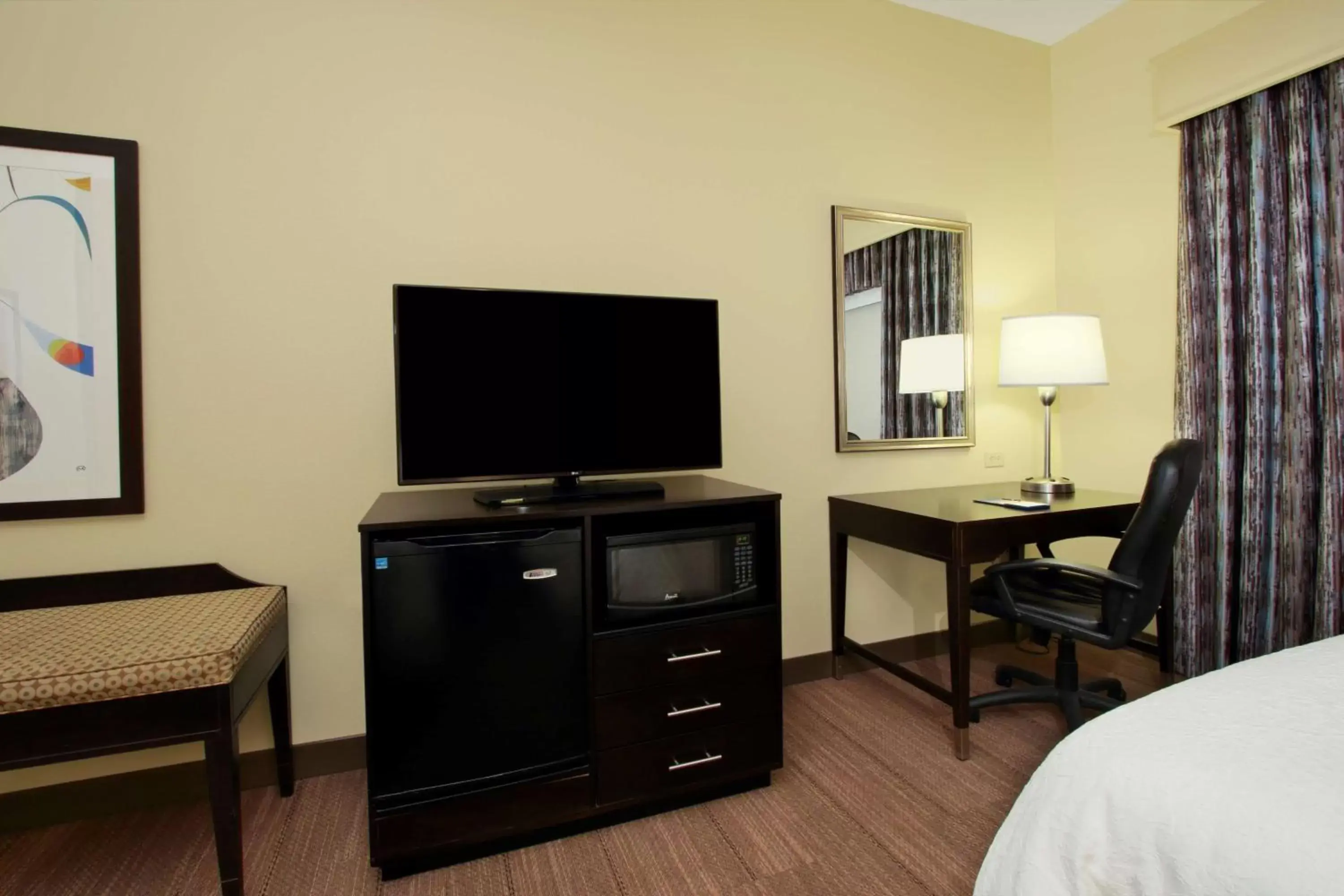 Bedroom, TV/Entertainment Center in Hampton Inn Winfield