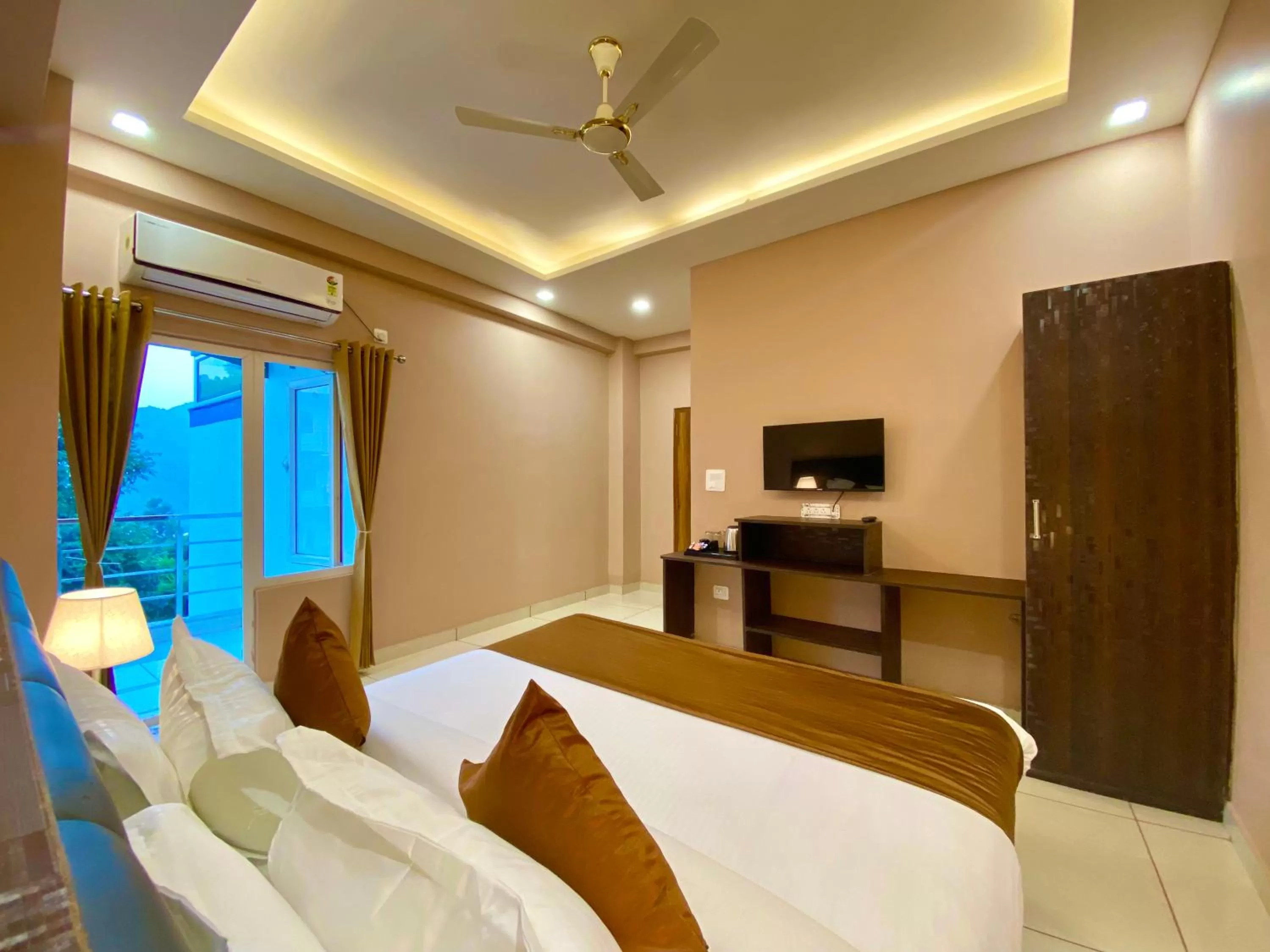 Bed in Hotel Shiv Inn Near Secret Waterfall