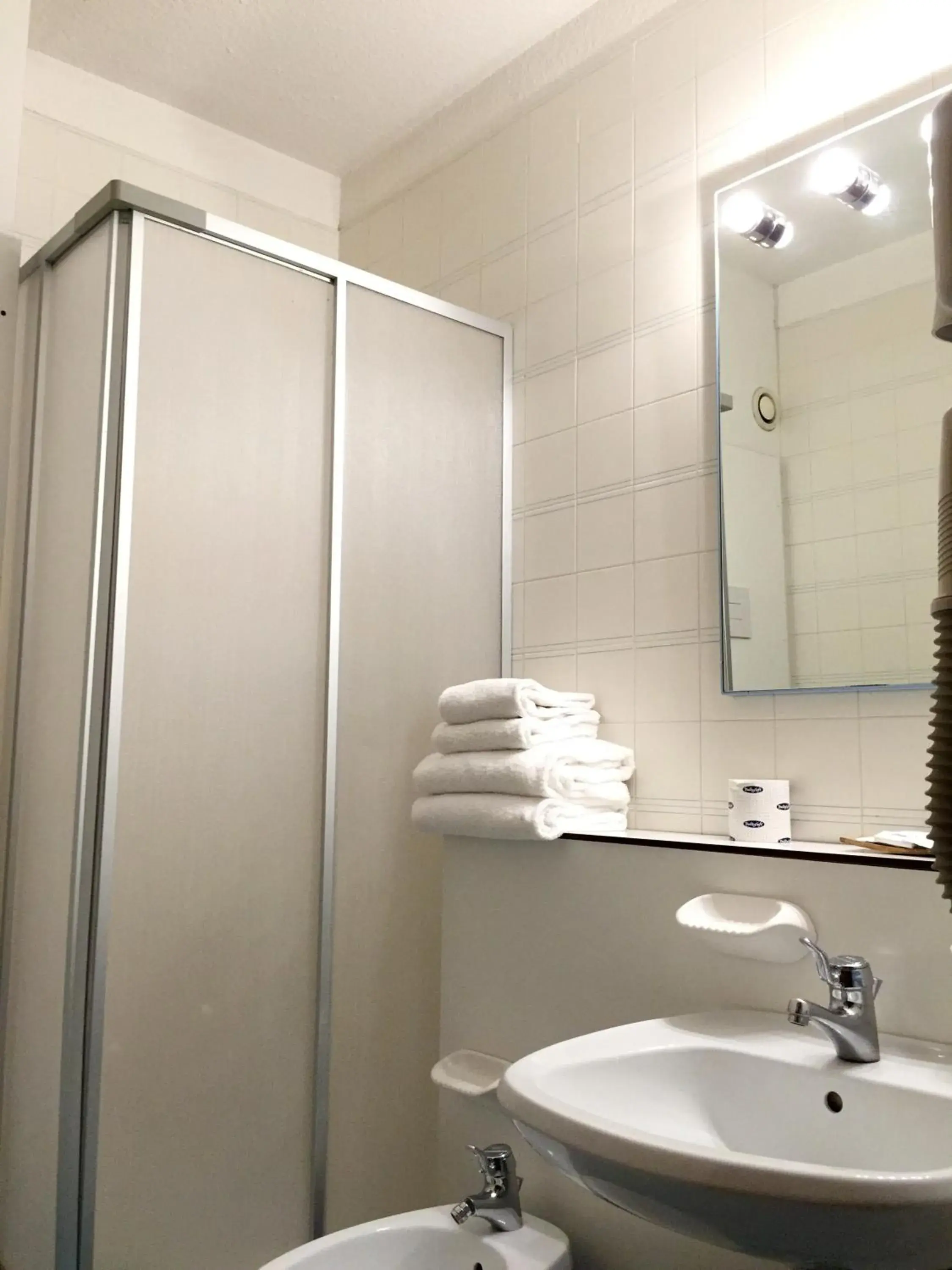 Bathroom in Hotel i Ciliegi