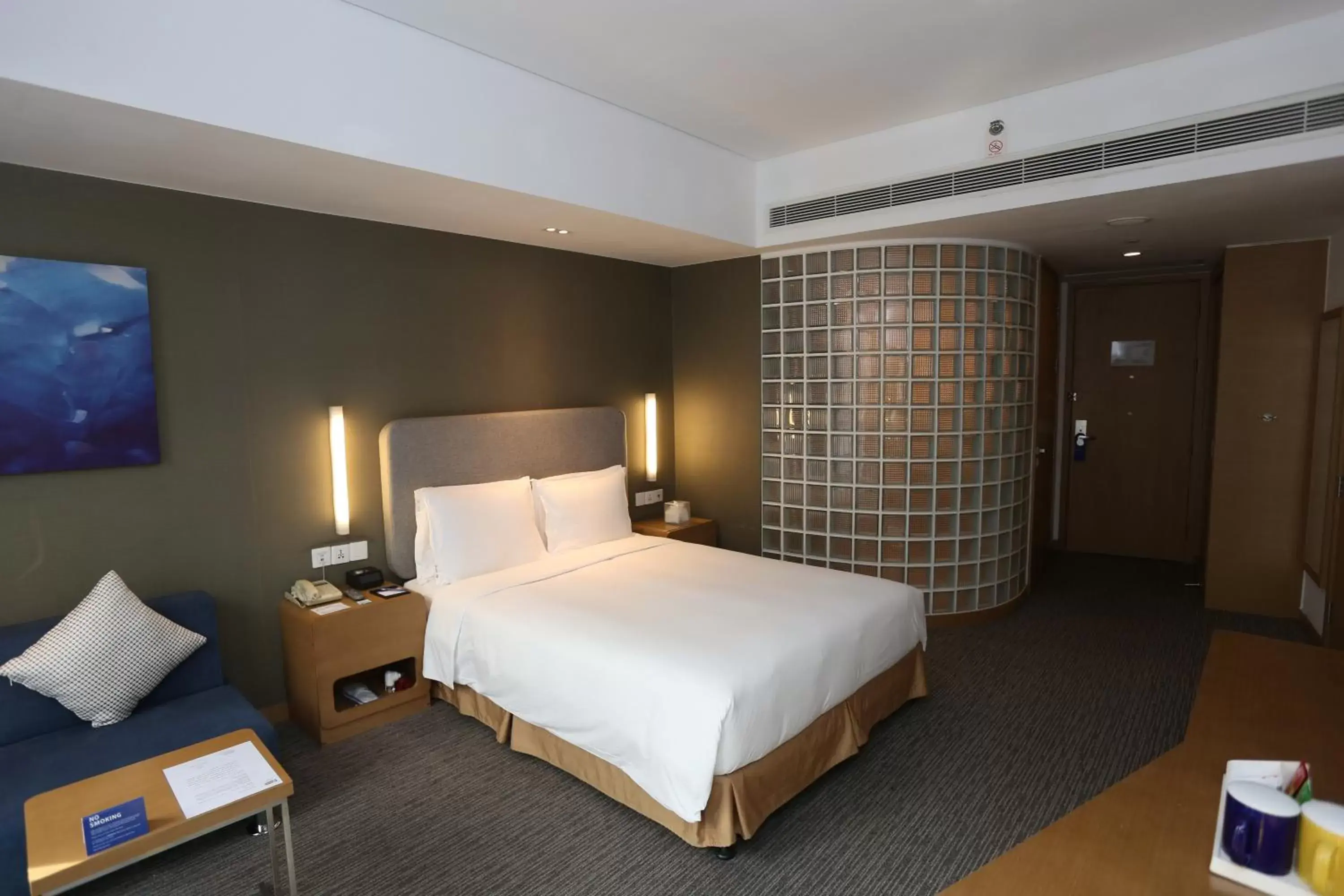 Photo of the whole room, Bed in Holiday Inn Express Shanghai Jinsha, an IHG Hotel