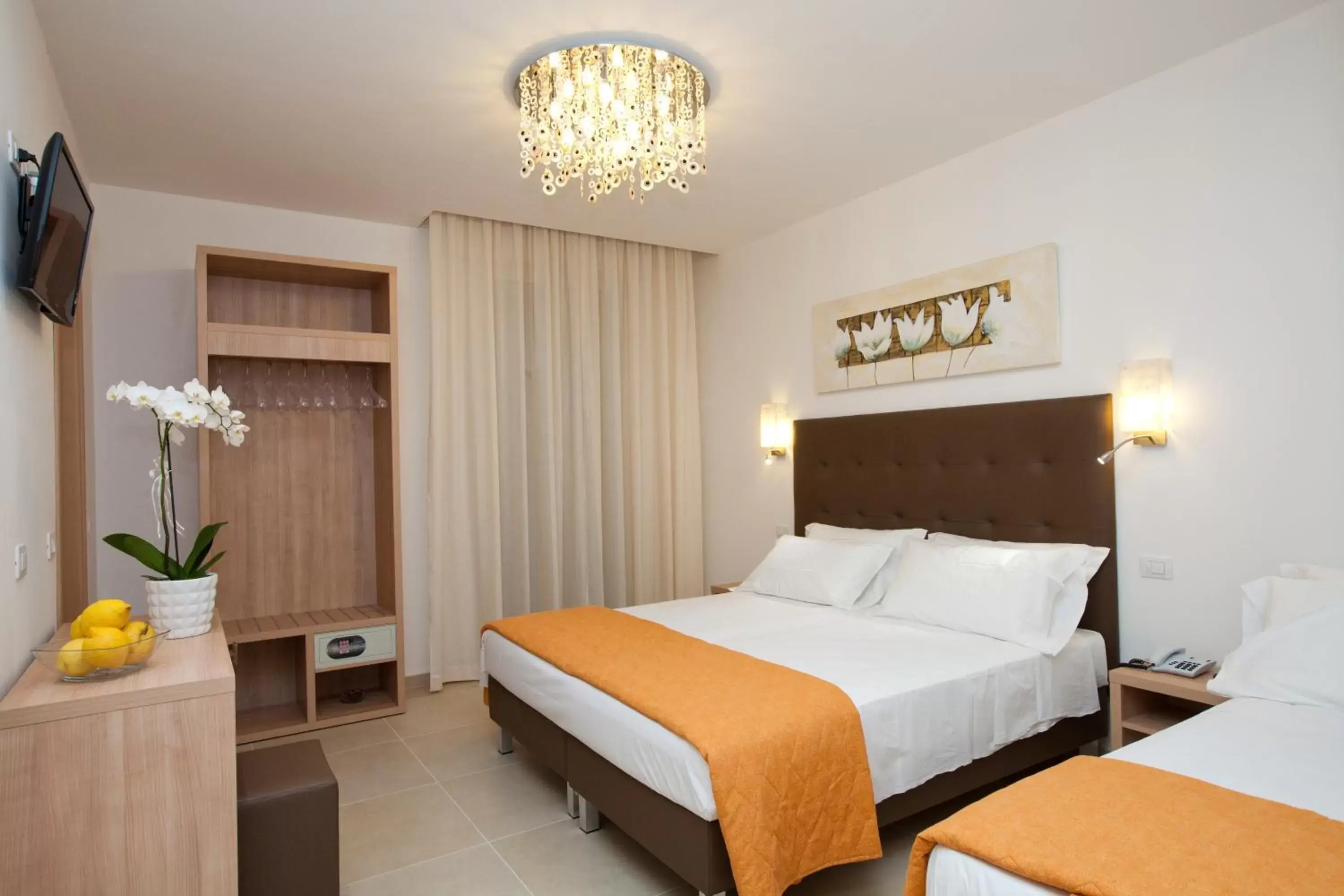 Bathroom, Bed in Hotel Ristorante Cesare