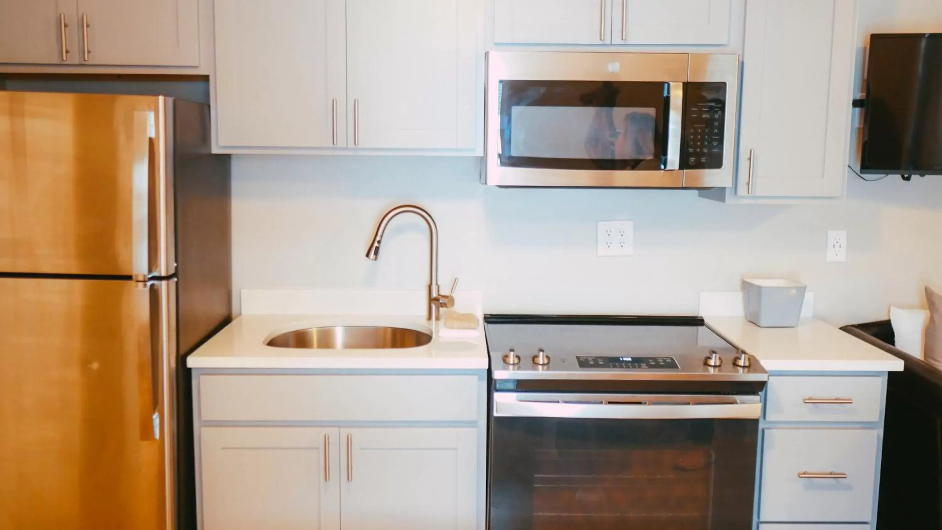 Kitchen/Kitchenette in The Atlantic Motel